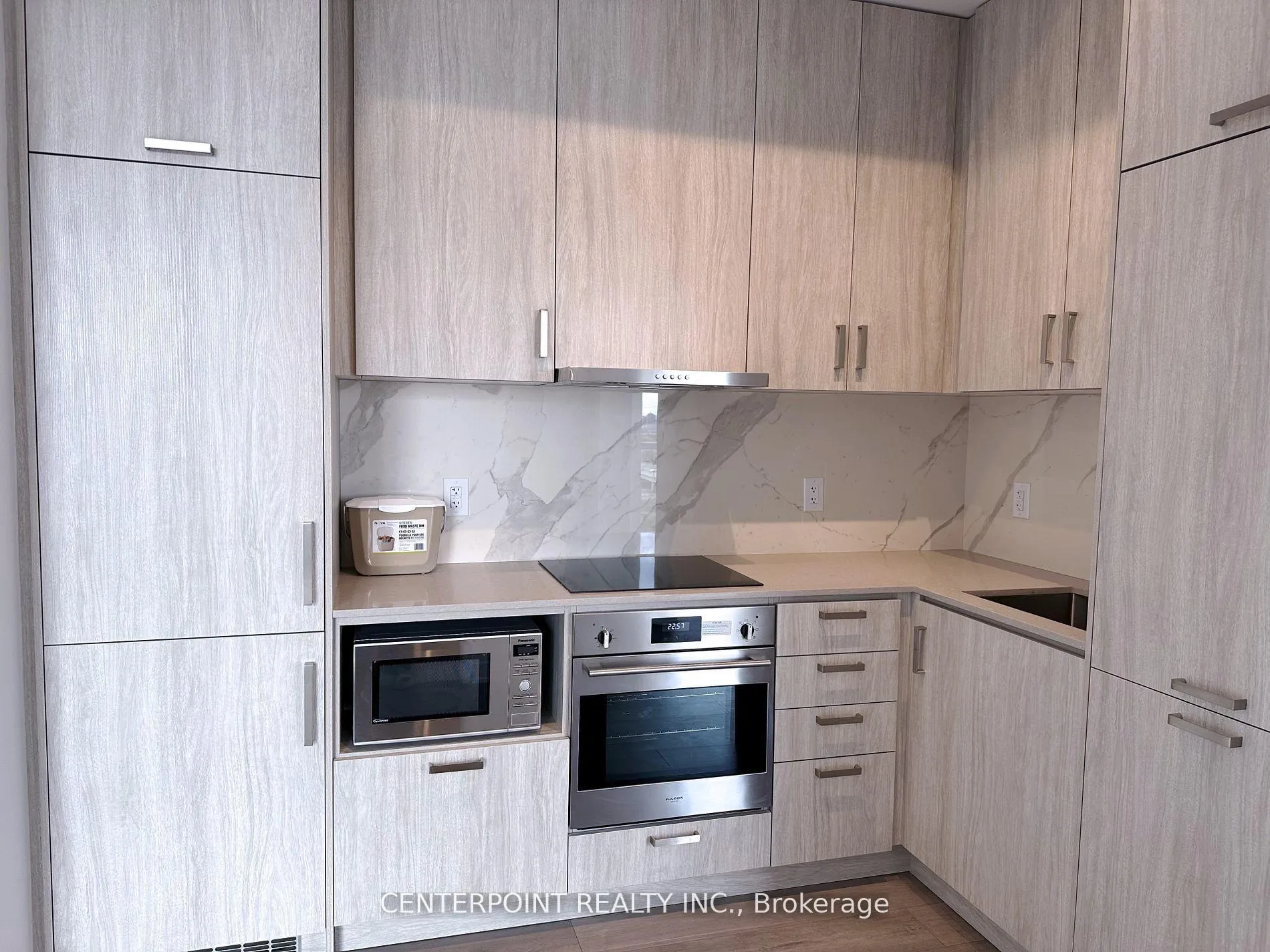 Photo 4 of Unit 919, 60 Honeycrisp Crescent, Vaughan, Vaughan Corporate Centre — HOMEH