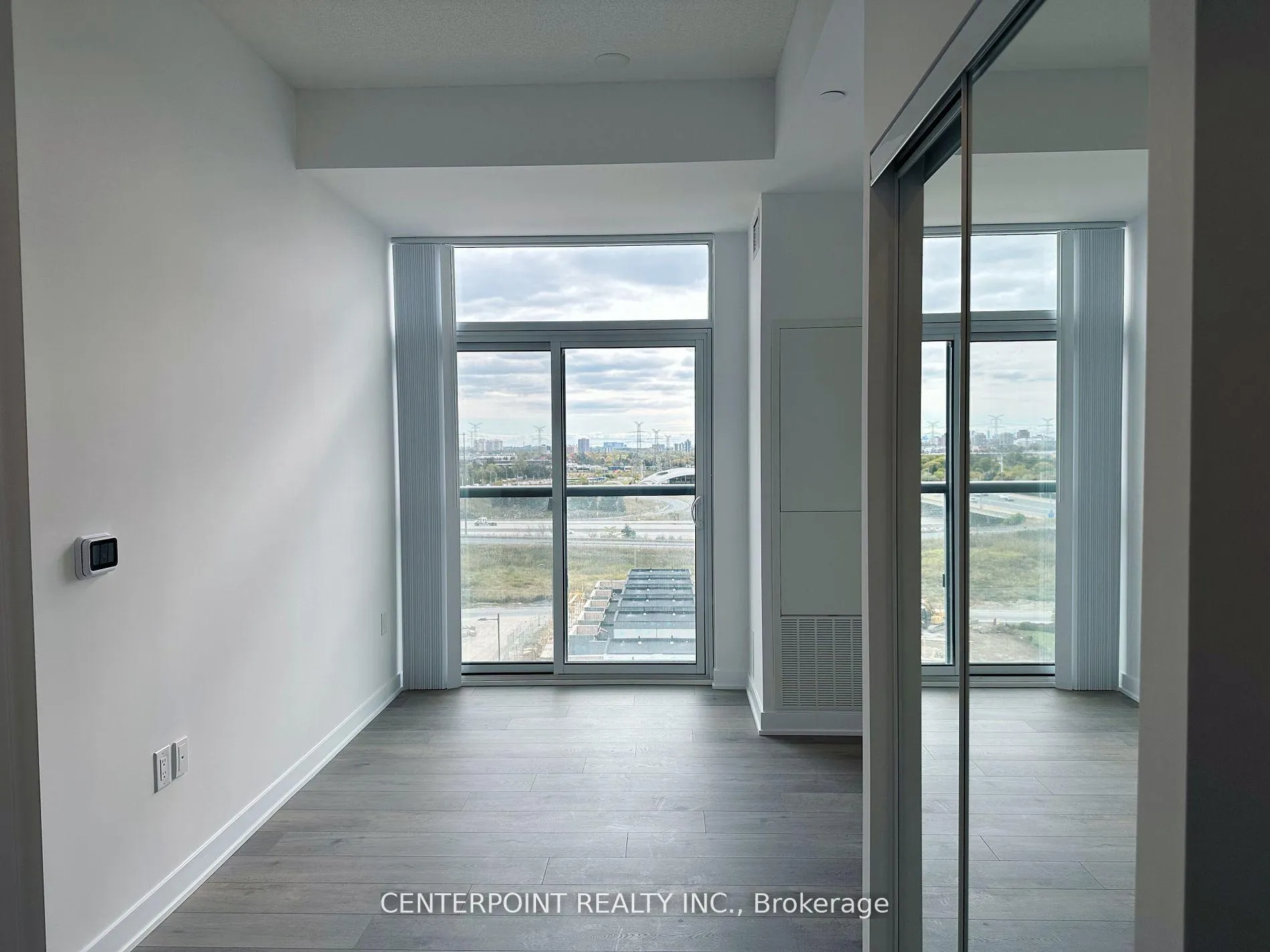 Photo 7 of Unit 919, 60 Honeycrisp Crescent, Vaughan, Vaughan Corporate Centre — HOMEH