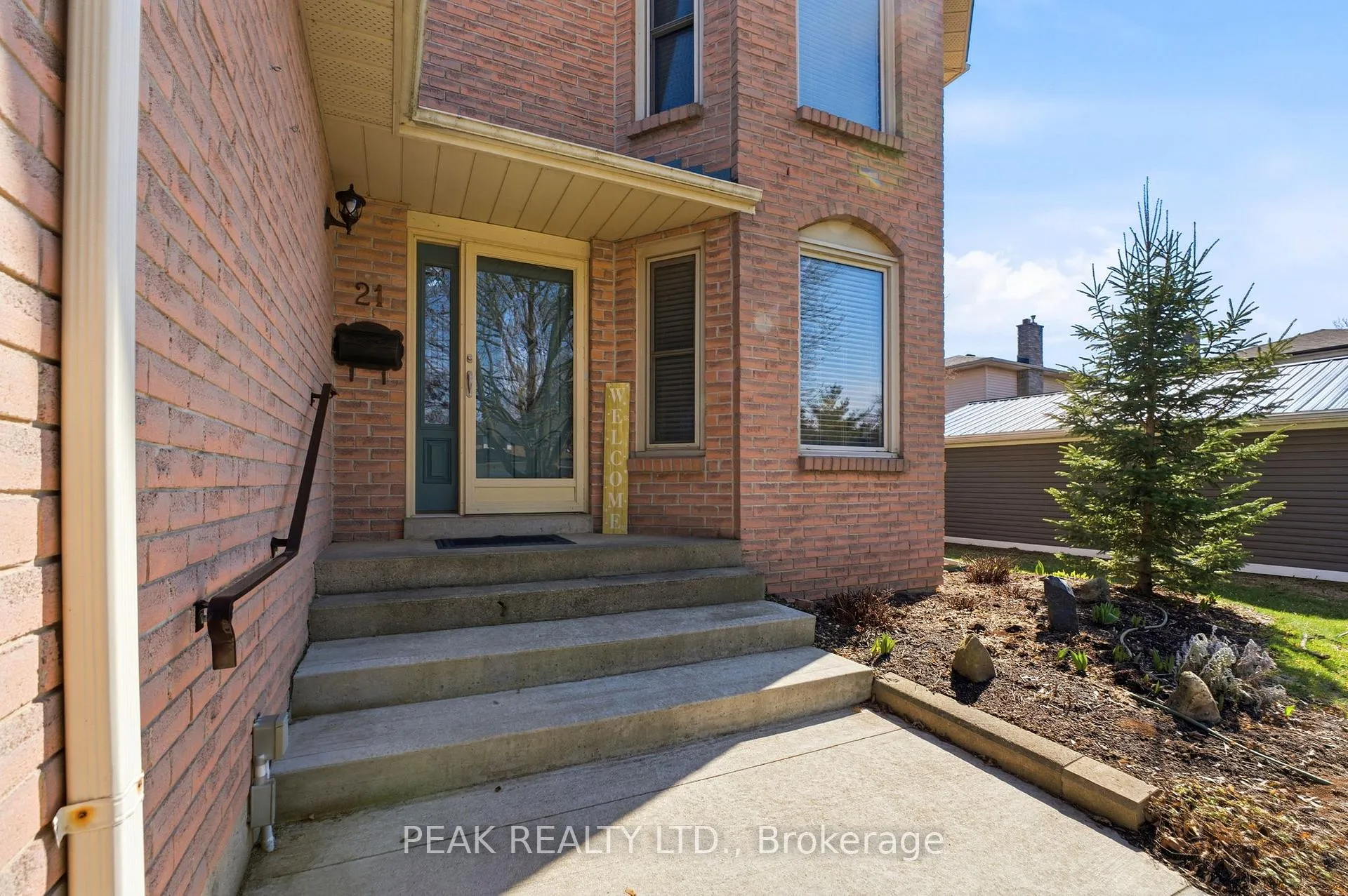 Photo 4 of 21 Garden Crescent, Brant, Paris — HOMEH