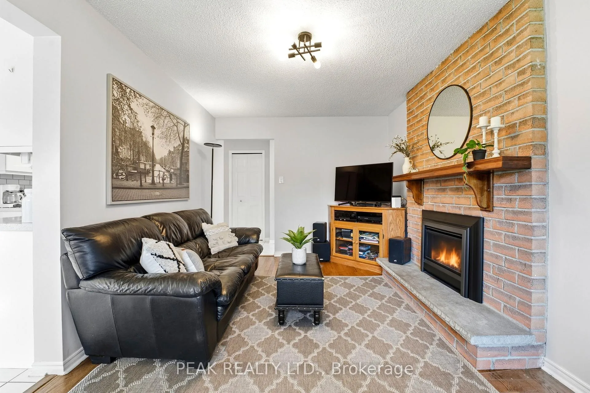 Photo 10 of 21 Garden Crescent, Brant, Paris — HOMEH