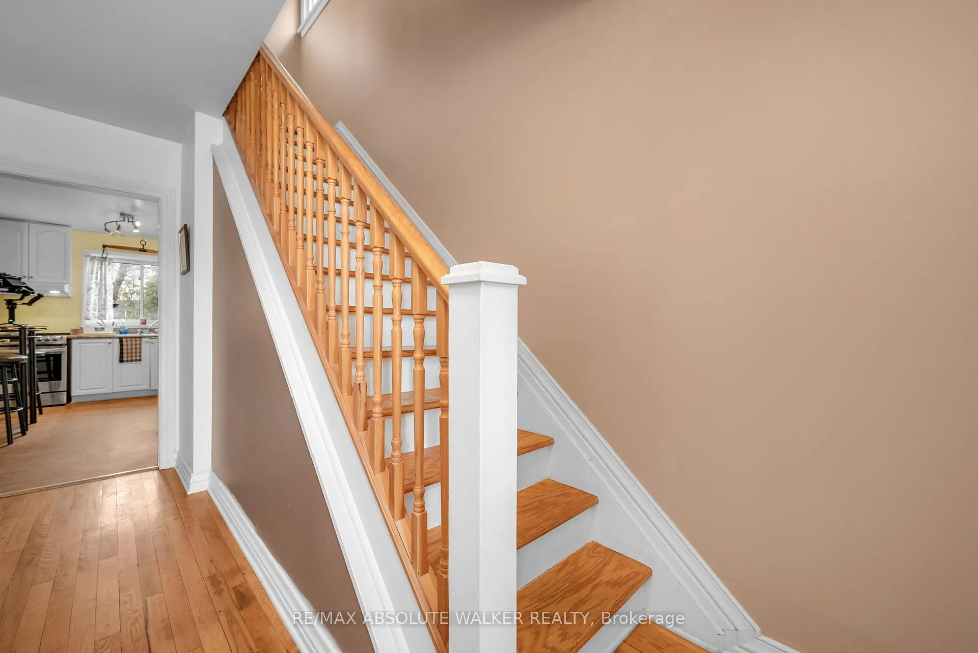 Photo 3 of 144 Viewmount Drive, Ottawa, Meadowlands/Crestview — HOMEH
