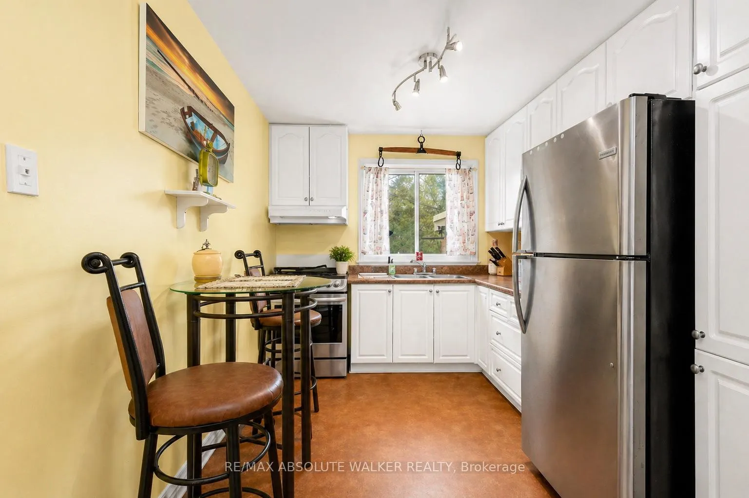 Photo 7 of 144 Viewmount Drive, Ottawa, Meadowlands/Crestview — HOMEH