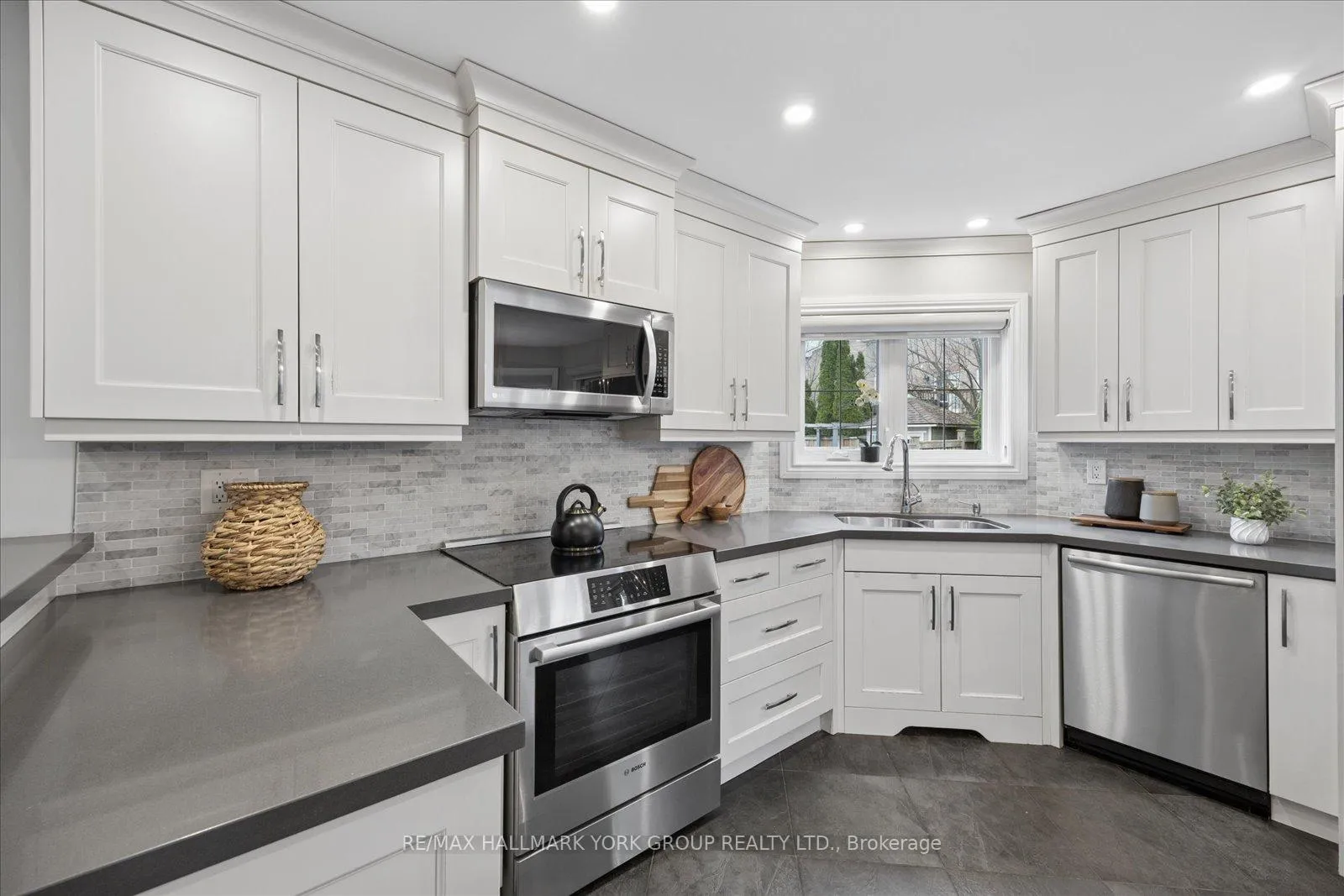 Photo 13 of 123 Brookeview Drive, Aurora, Aurora Highlands — HOMEH