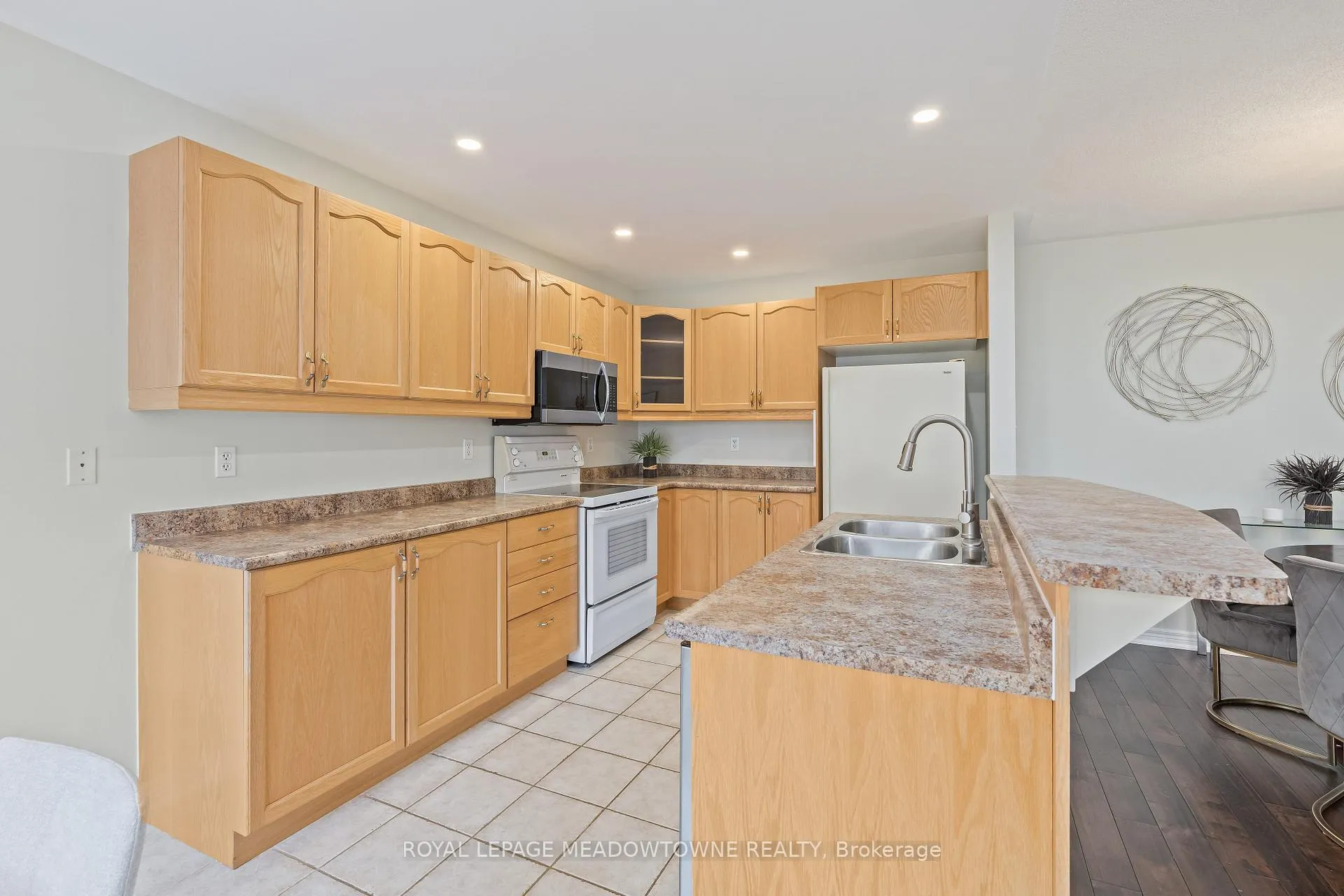 Photo 15 of 8 Bonnette Street, Halton Hills, Acton — HOMEH