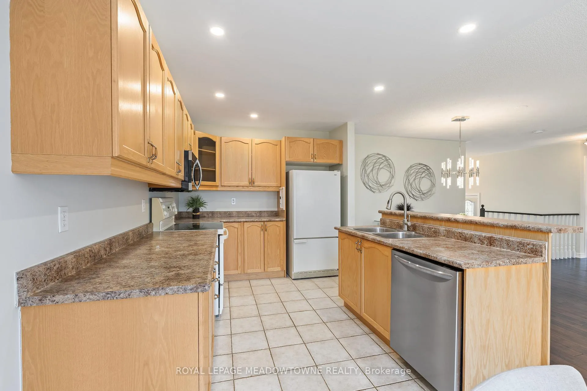 Photo 16 of 8 Bonnette Street, Halton Hills, Acton — HOMEH