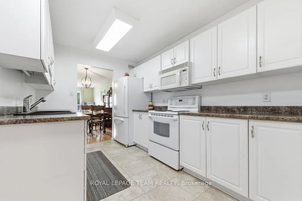 Photo 11 of 205 Renfrew Avenue W, Renfrew — HOMEH
