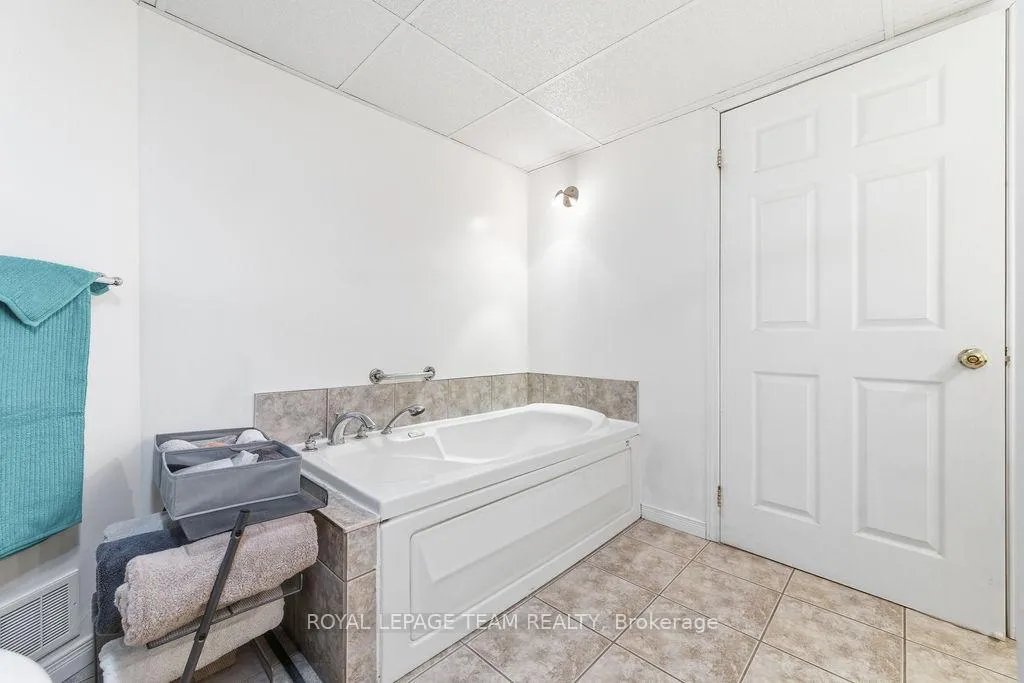Photo 29 of 205 Renfrew Avenue W, Renfrew — HOMEH