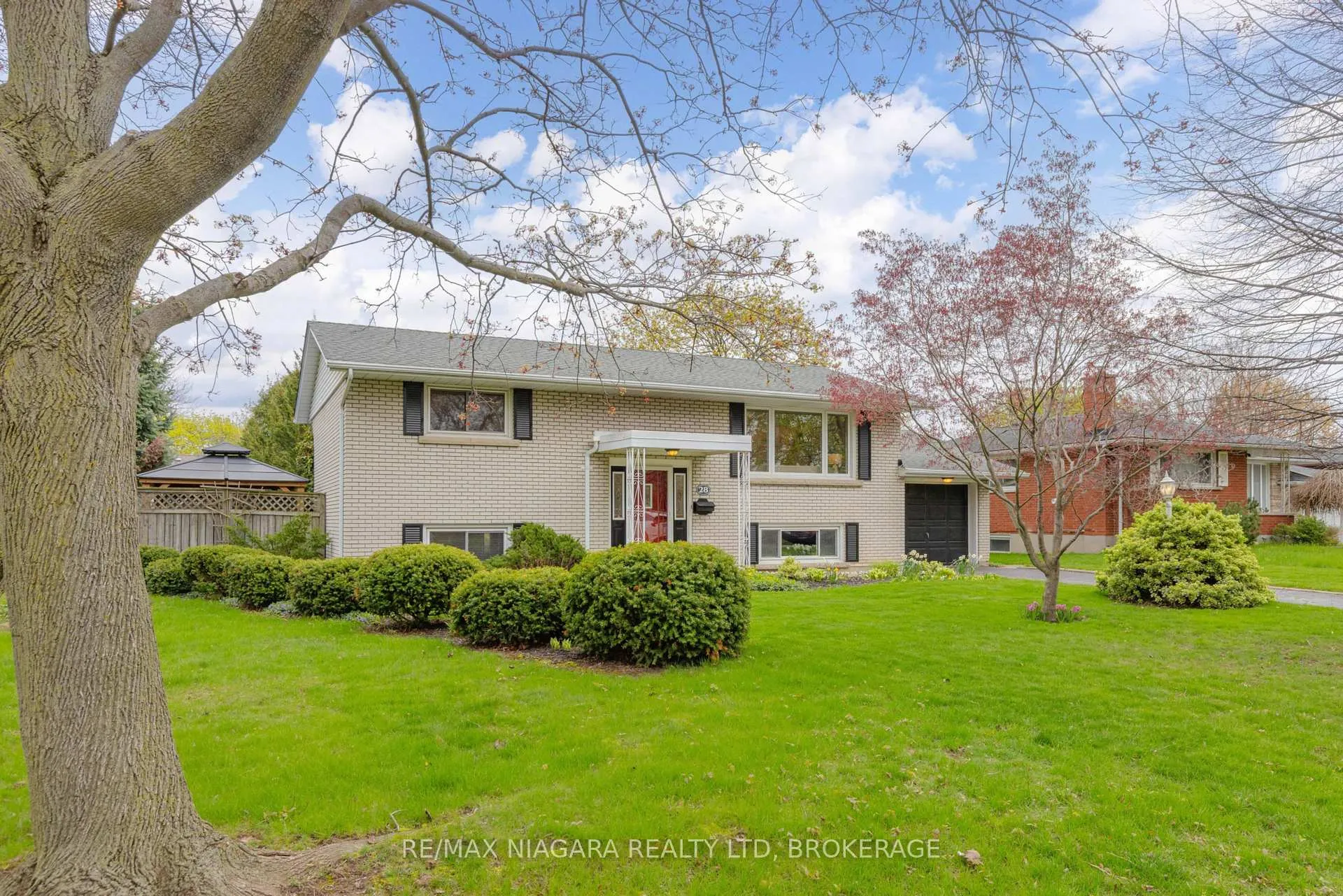 Photo 2 of 28 Viking Drive, St. Catharines, Bunting/Linwell — HOMEH