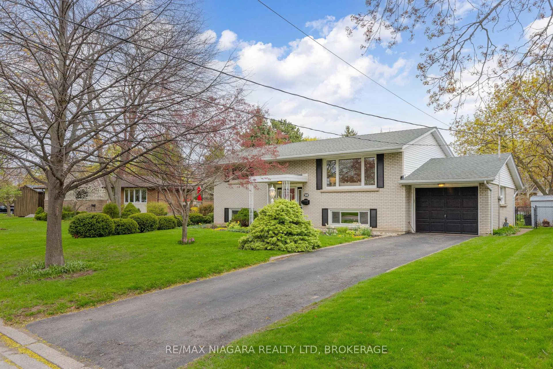 Photo 3 of 28 Viking Drive, St. Catharines, Bunting/Linwell — HOMEH