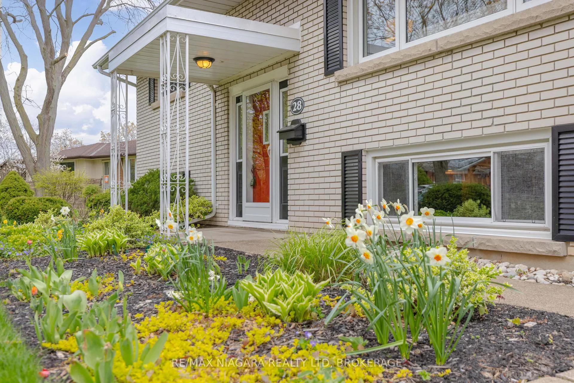 Photo 4 of 28 Viking Drive, St. Catharines, Bunting/Linwell — HOMEH