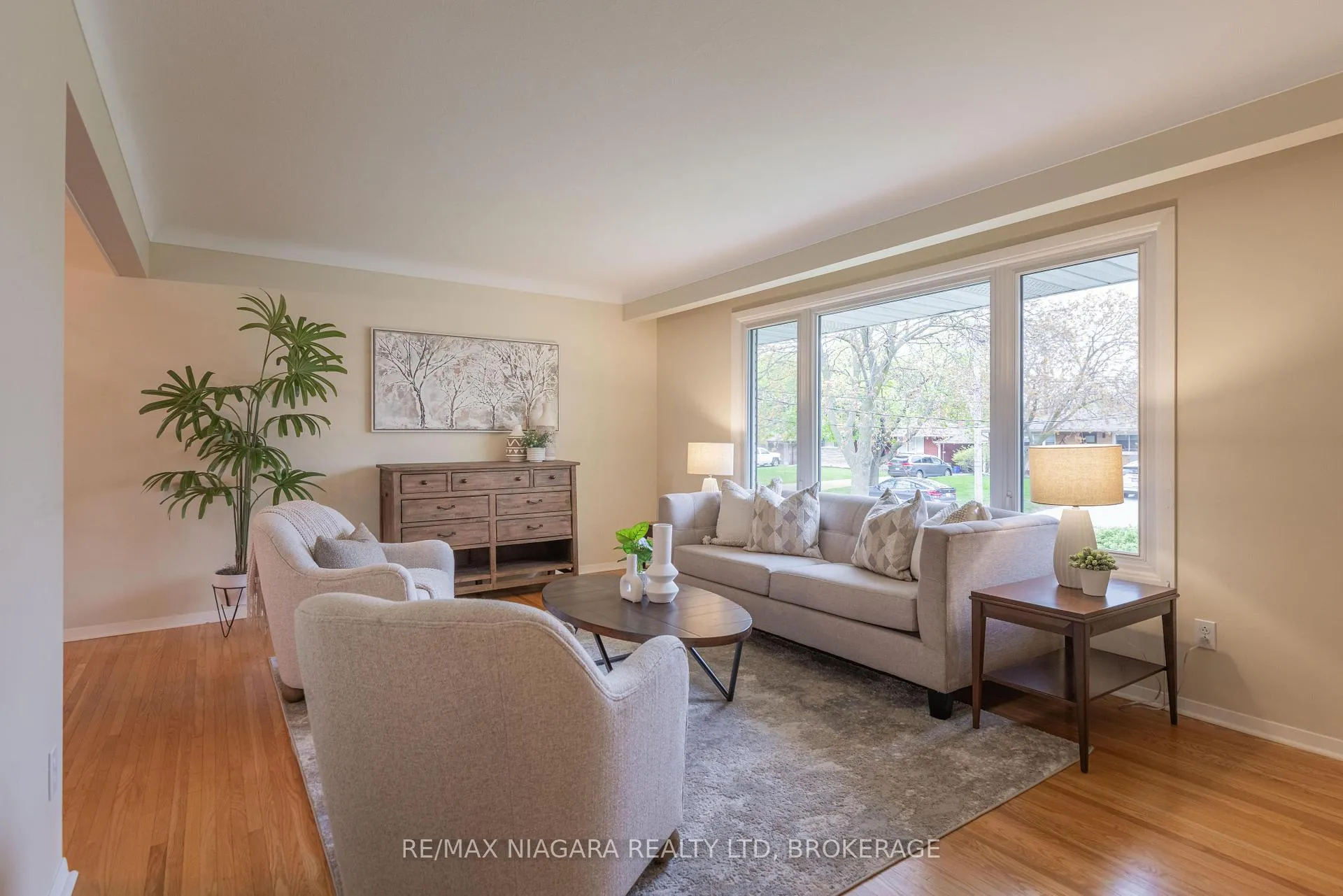 Photo 6 of 28 Viking Drive, St. Catharines, Bunting/Linwell — HOMEH