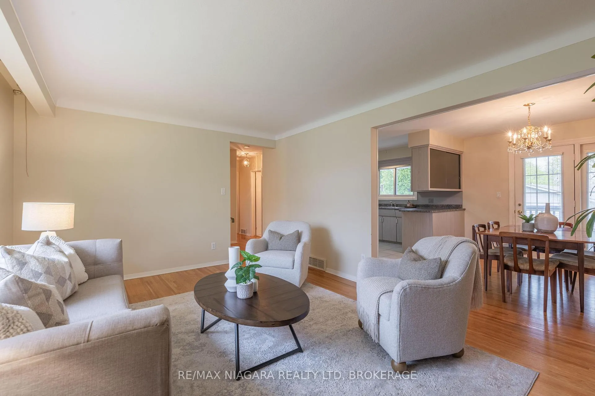 Photo 8 of 28 Viking Drive, St. Catharines, Bunting/Linwell — HOMEH