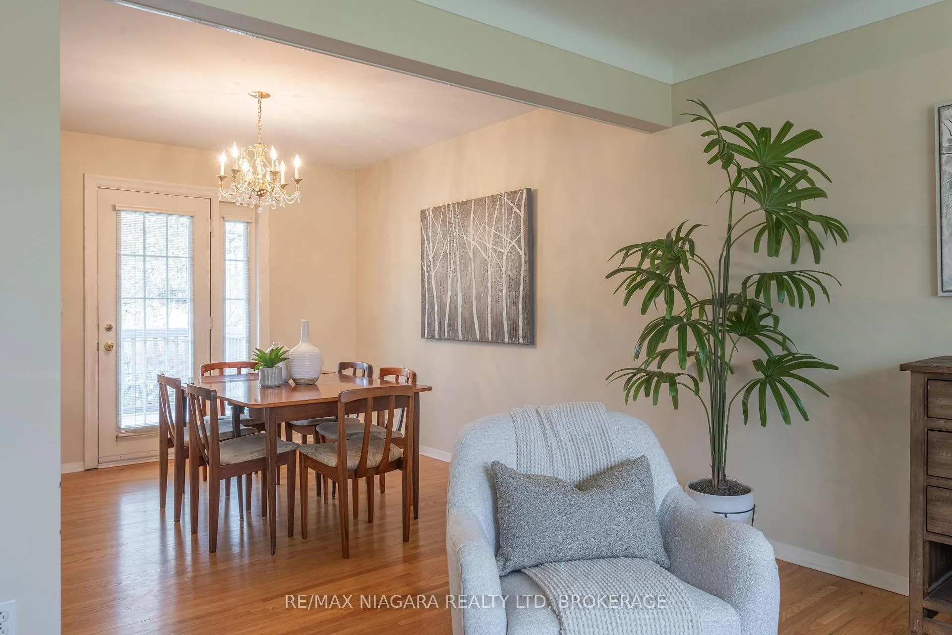 Photo 9 of 28 Viking Drive, St. Catharines, Bunting/Linwell — HOMEH
