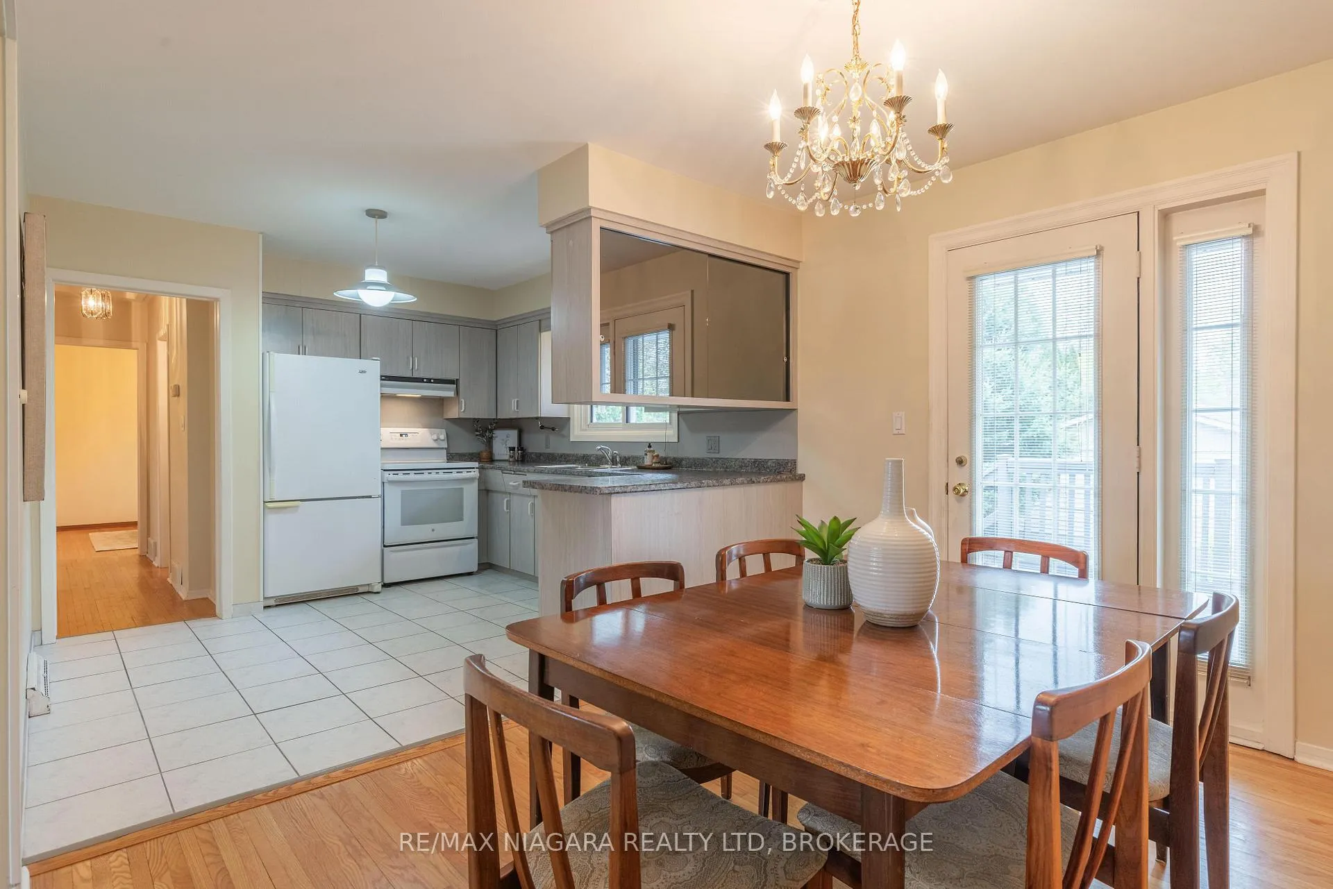 Photo 10 of 28 Viking Drive, St. Catharines, Bunting/Linwell — HOMEH