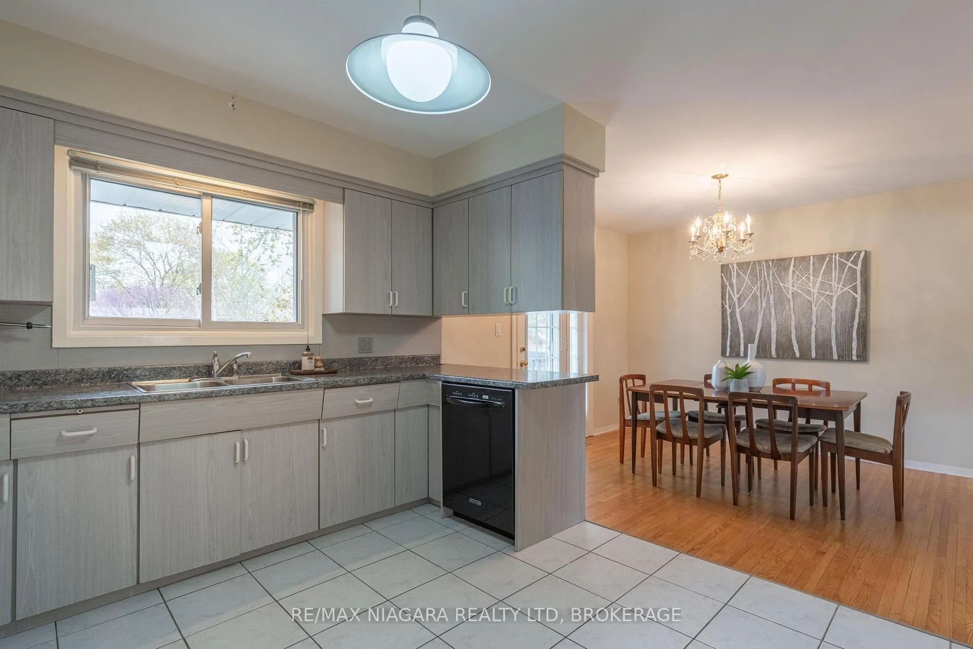Photo 11 of 28 Viking Drive, St. Catharines, Bunting/Linwell — HOMEH