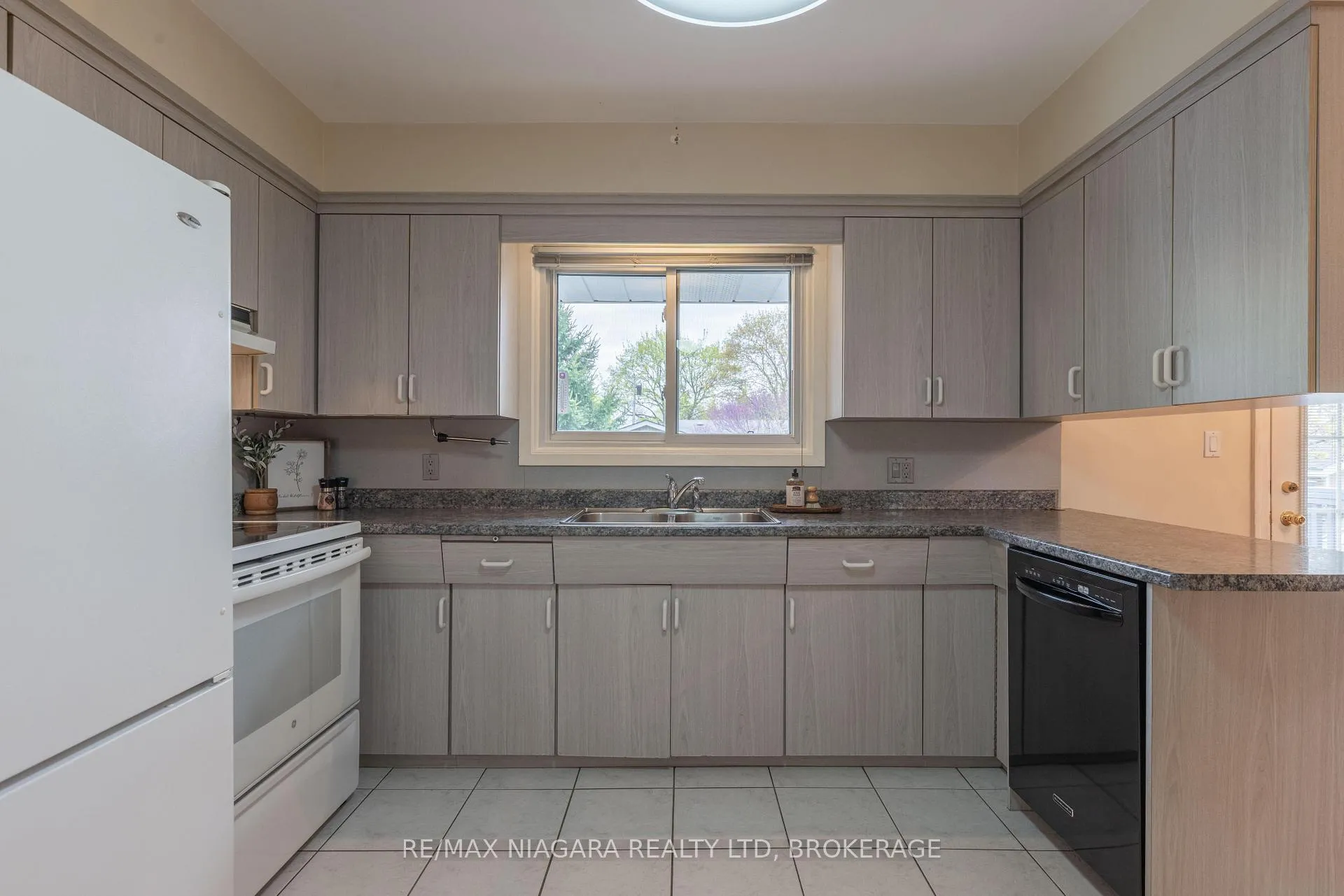 Photo 12 of 28 Viking Drive, St. Catharines, Bunting/Linwell — HOMEH