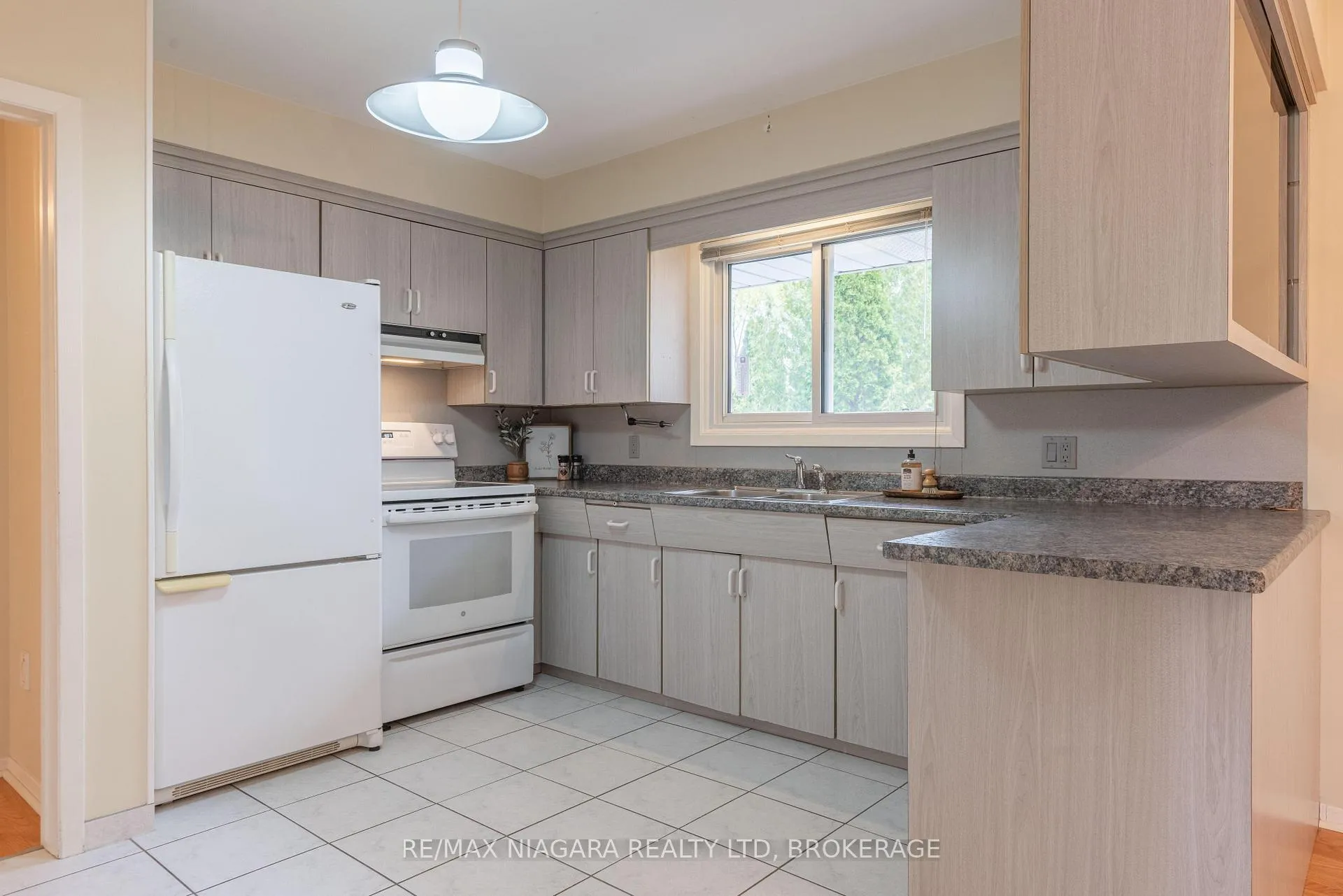 Photo 13 of 28 Viking Drive, St. Catharines, Bunting/Linwell — HOMEH