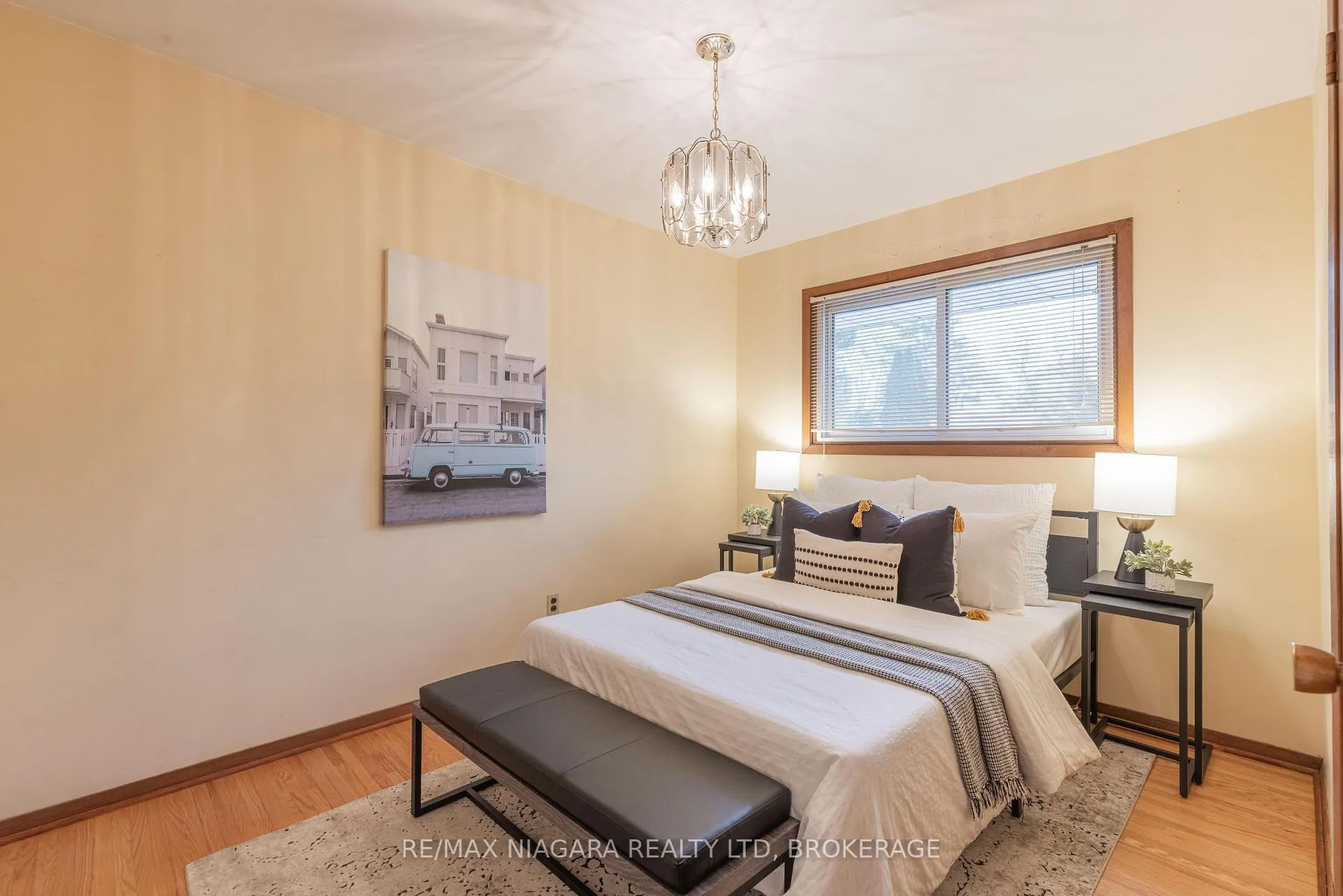 Photo 16 of 28 Viking Drive, St. Catharines, Bunting/Linwell — HOMEH
