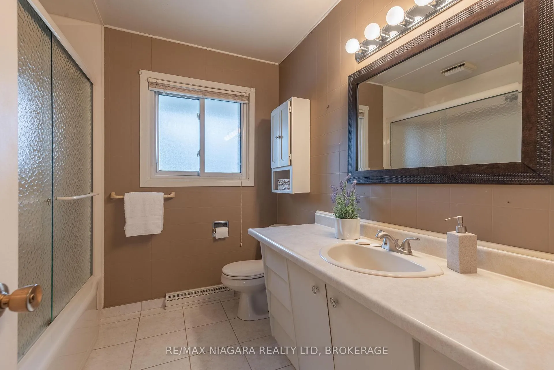 Photo 18 of 28 Viking Drive, St. Catharines, Bunting/Linwell — HOMEH