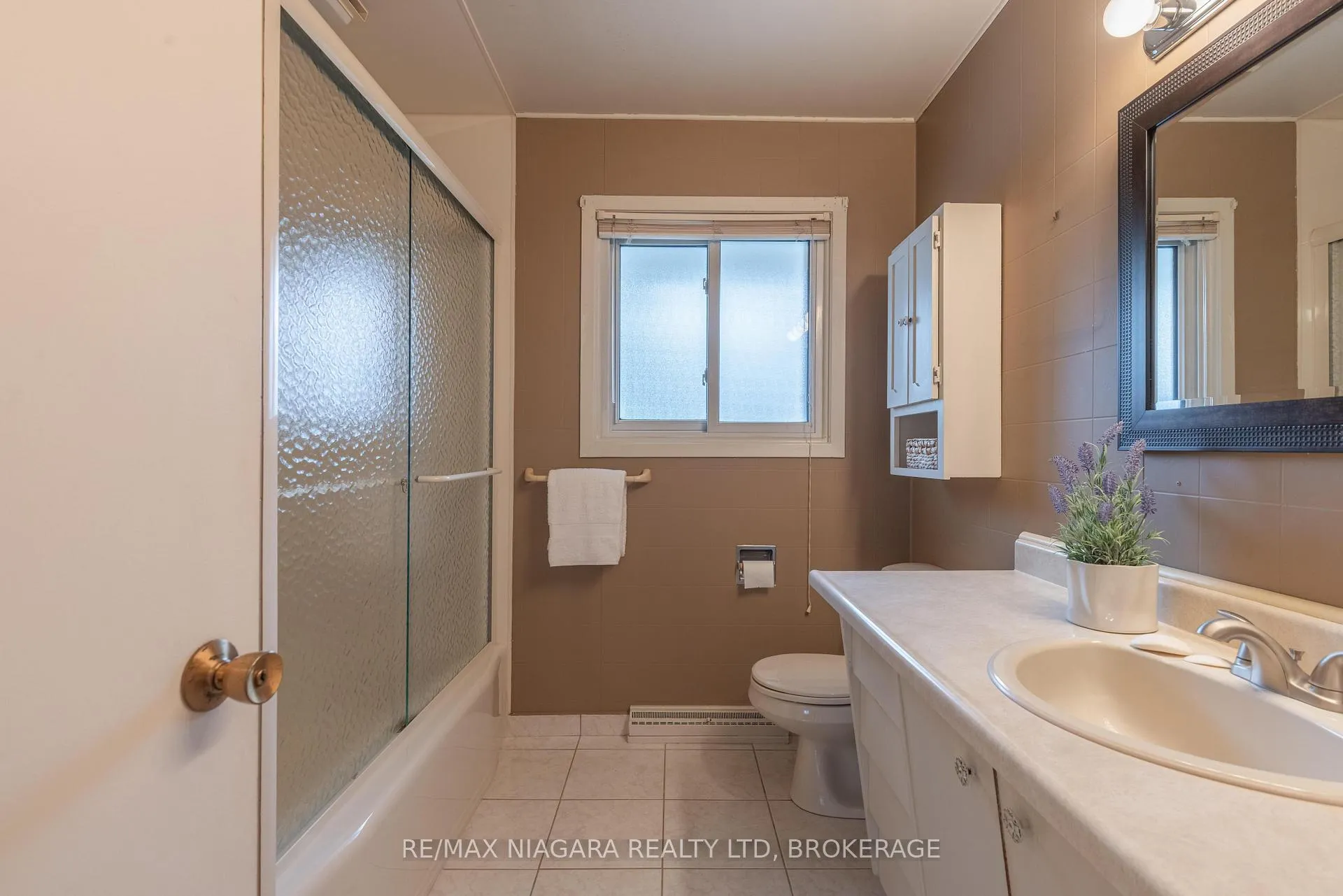 Photo 19 of 28 Viking Drive, St. Catharines, Bunting/Linwell — HOMEH