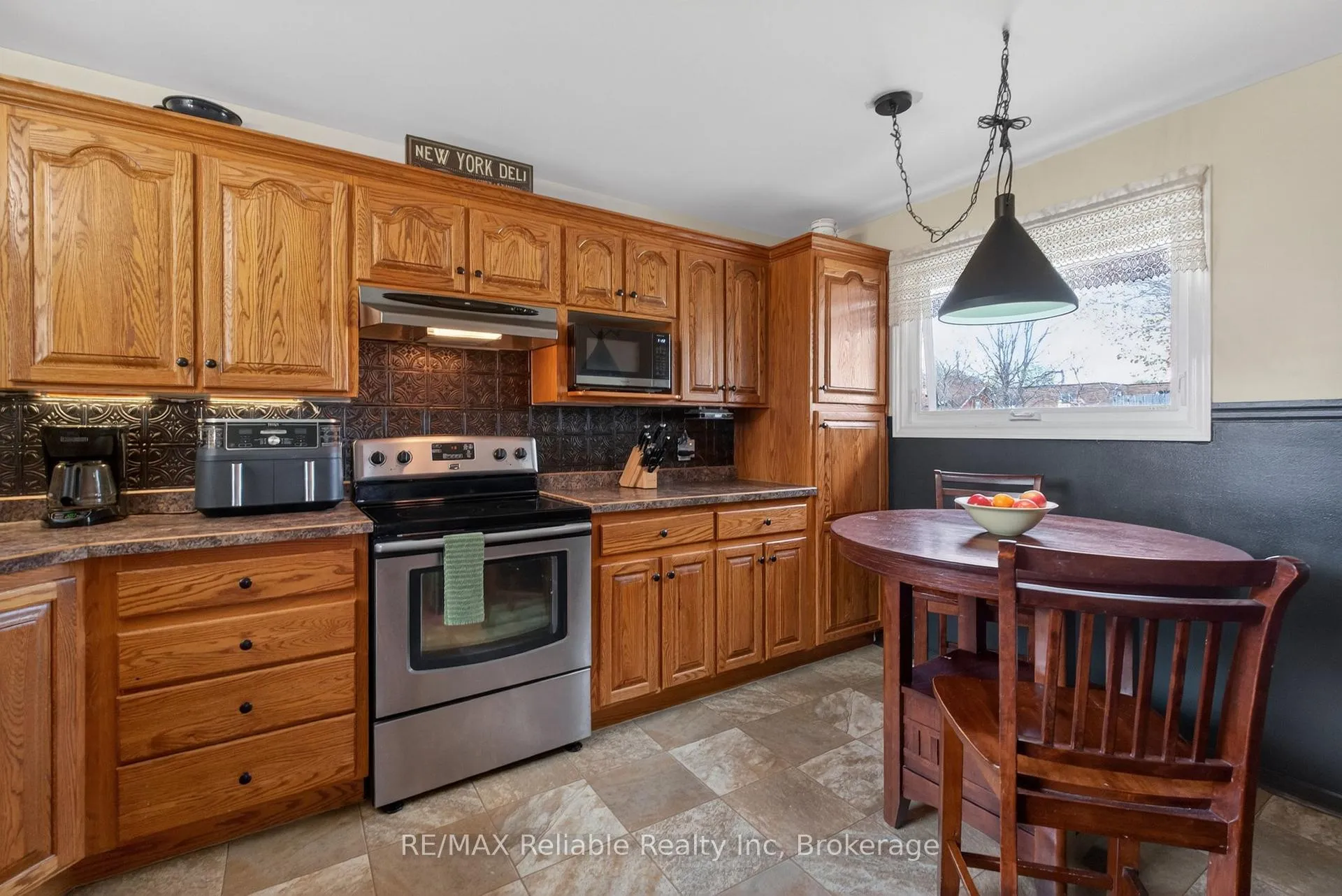 Photo 8 of 131 Cayley Street, Goderich, Goderich (Town) — HOMEH