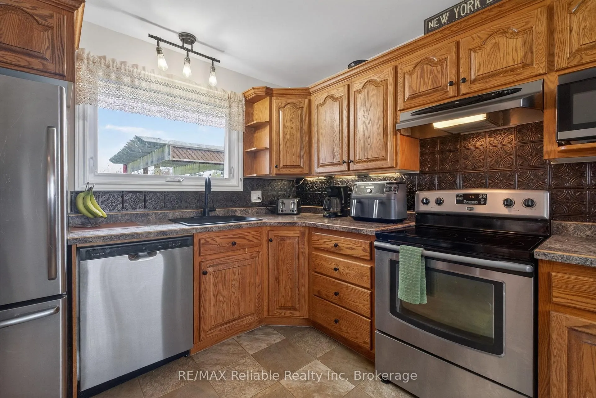 Photo 10 of 131 Cayley Street, Goderich, Goderich (Town) — HOMEH
