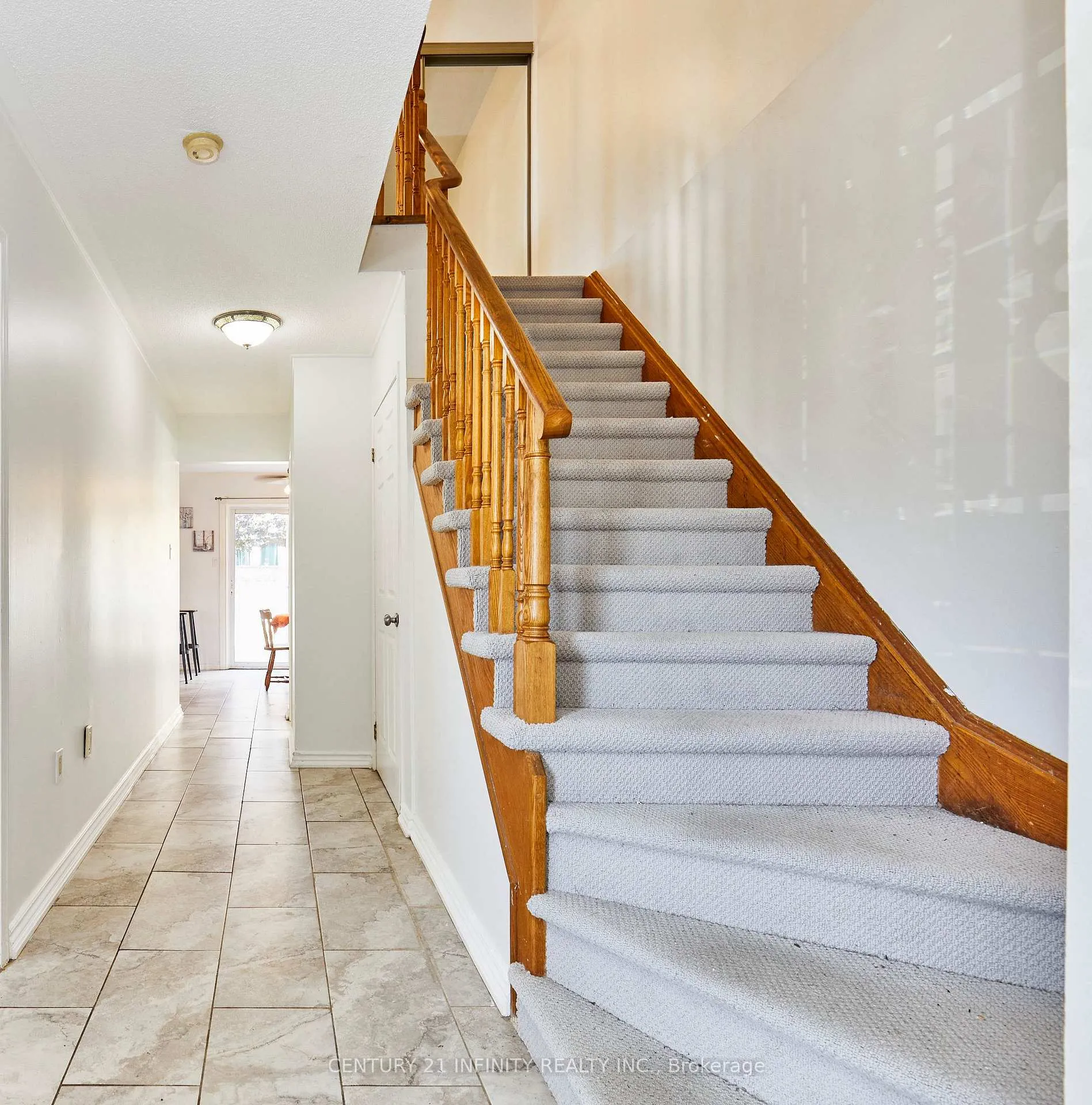 Photo 2 of 20 Brodie Court, Clarington, Bowmanville — HOMEH