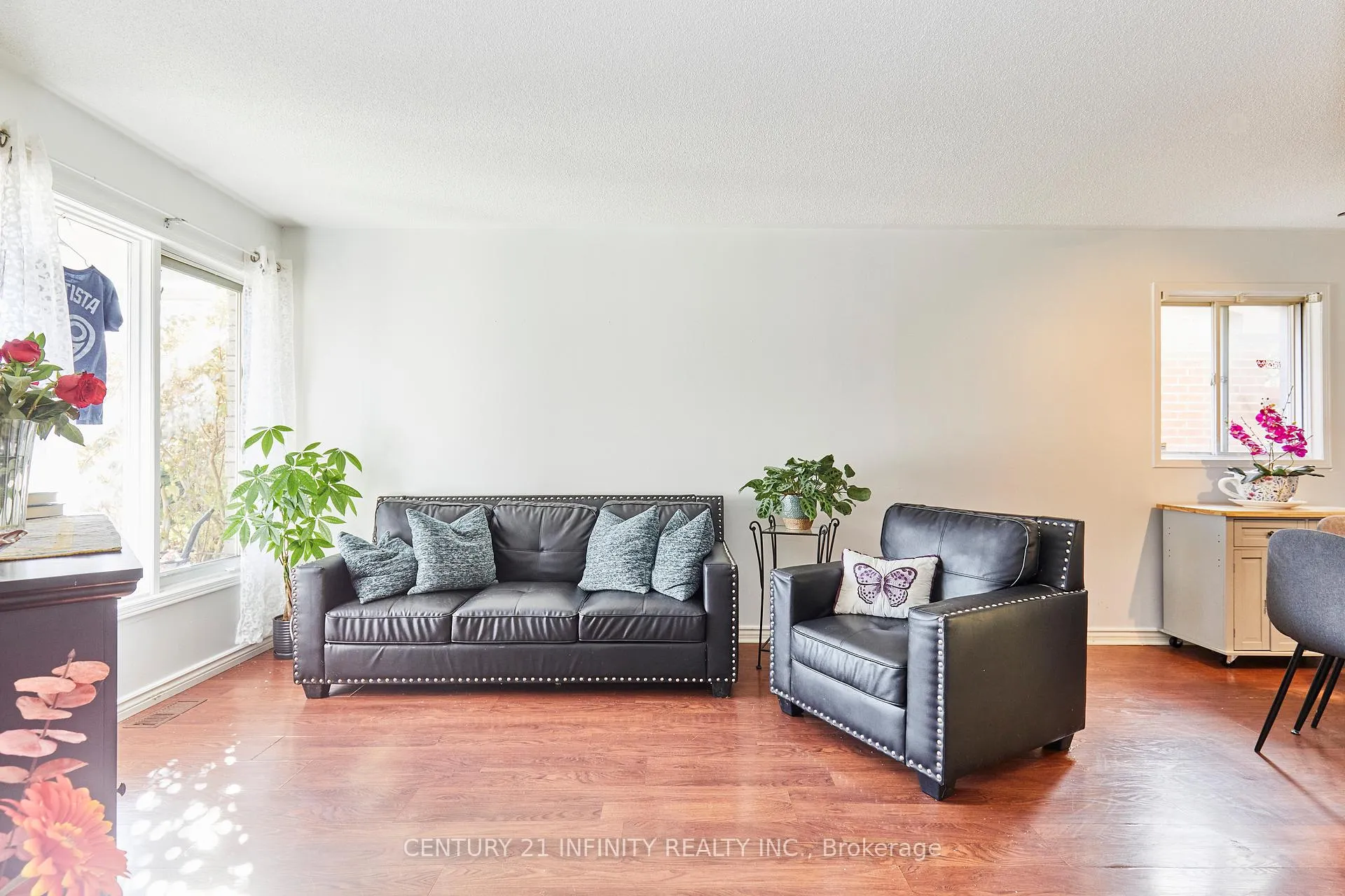Photo 4 of 20 Brodie Court, Clarington, Bowmanville — HOMEH