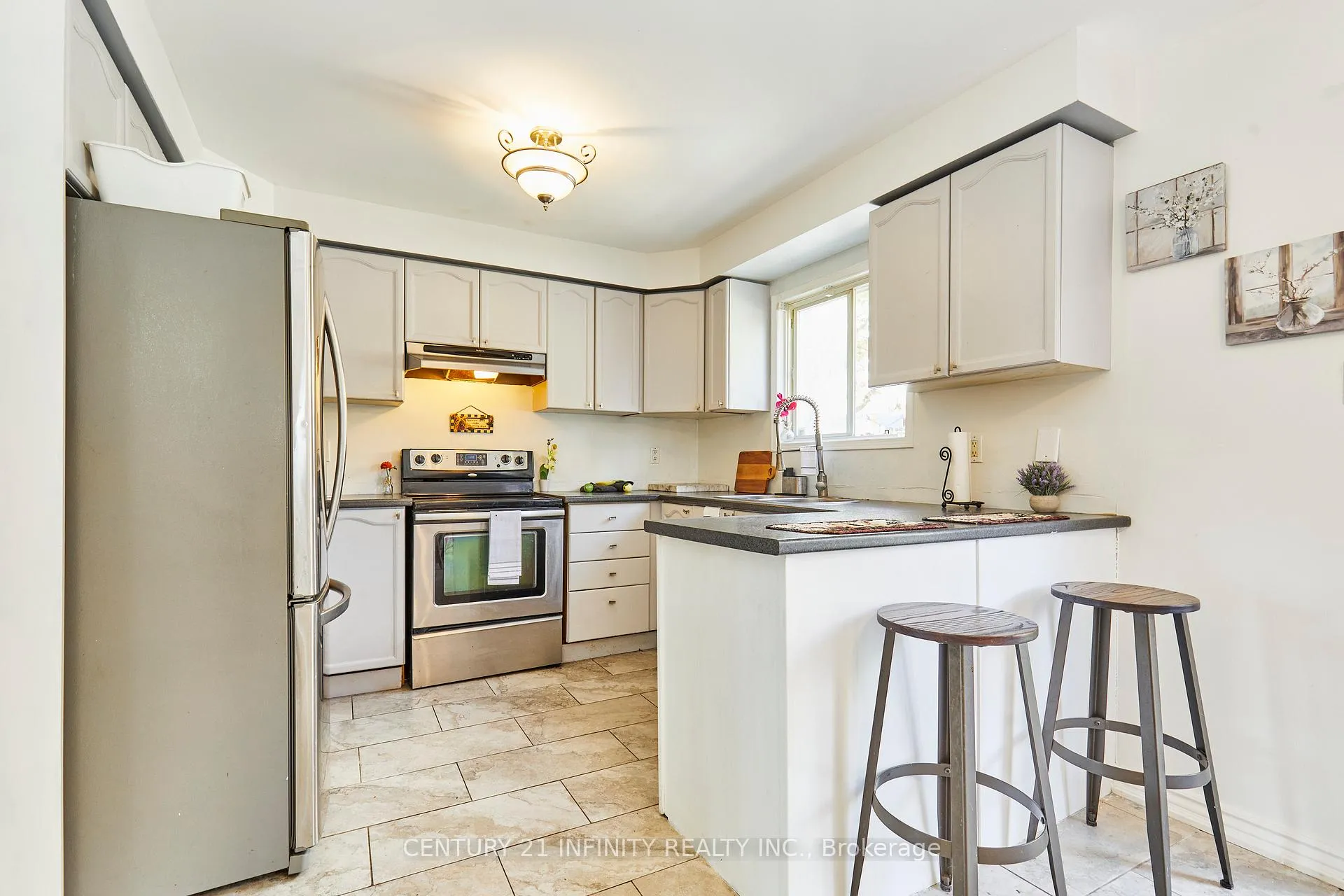 Photo 6 of 20 Brodie Court, Clarington, Bowmanville — HOMEH
