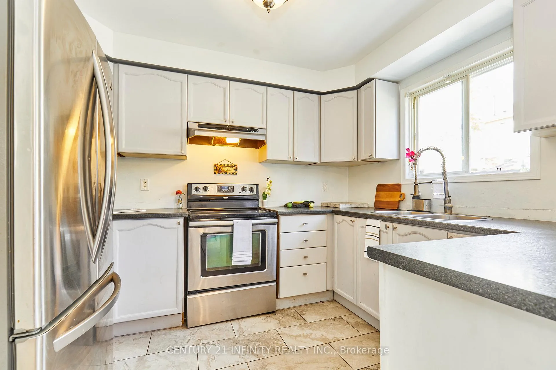 Photo 7 of 20 Brodie Court, Clarington, Bowmanville — HOMEH
