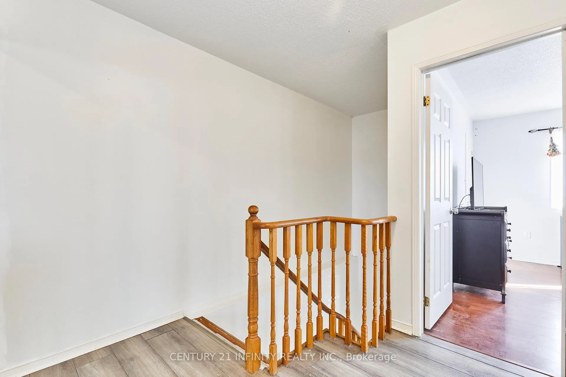 Photo 10 of 20 Brodie Court, Clarington, Bowmanville — HOMEH