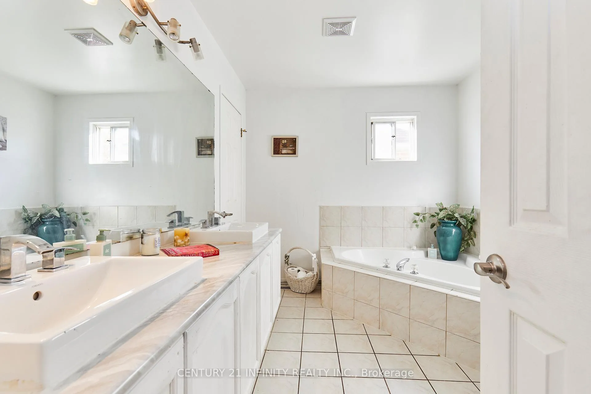 Photo 17 of 20 Brodie Court, Clarington, Bowmanville — HOMEH