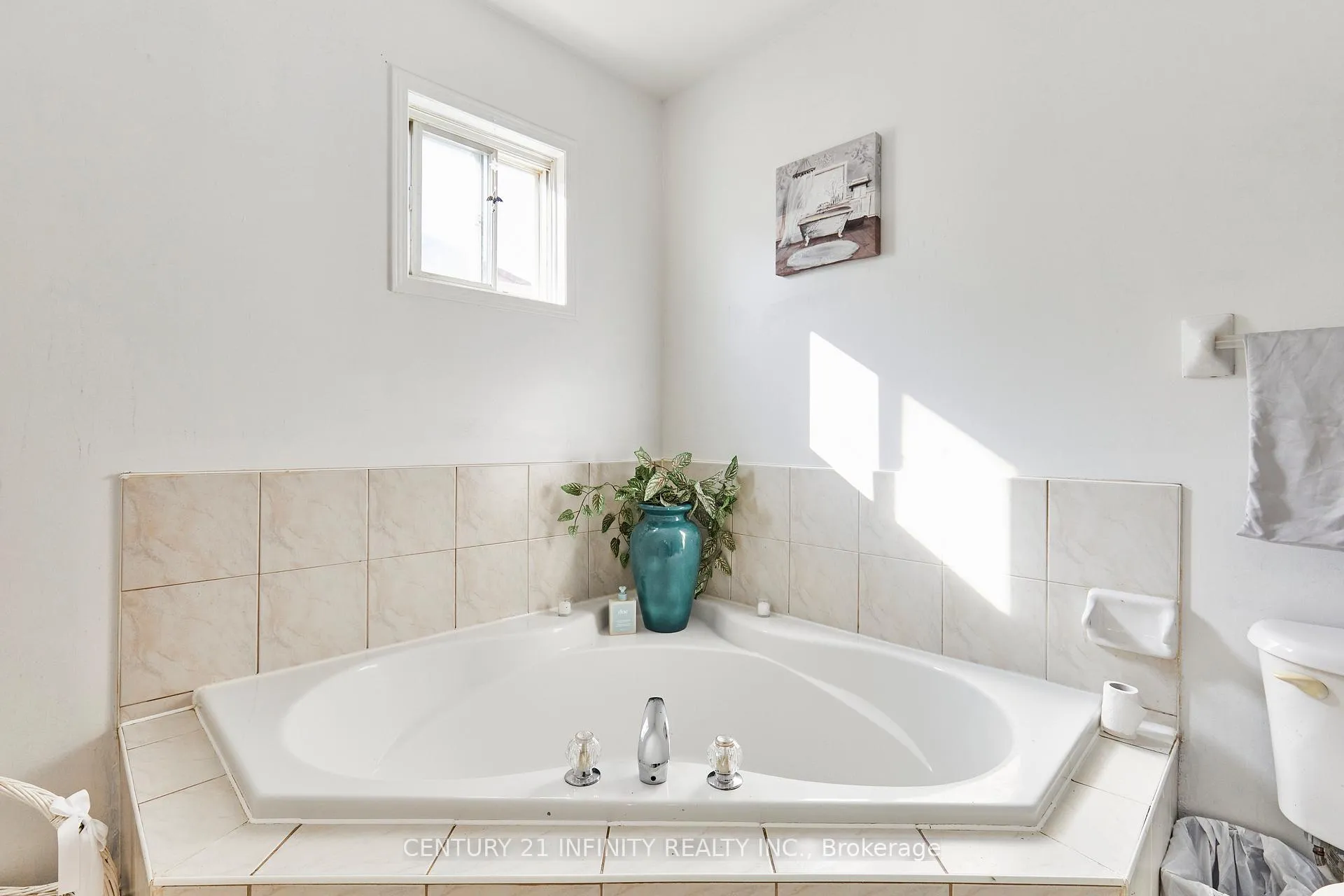 Photo 18 of 20 Brodie Court, Clarington, Bowmanville — HOMEH