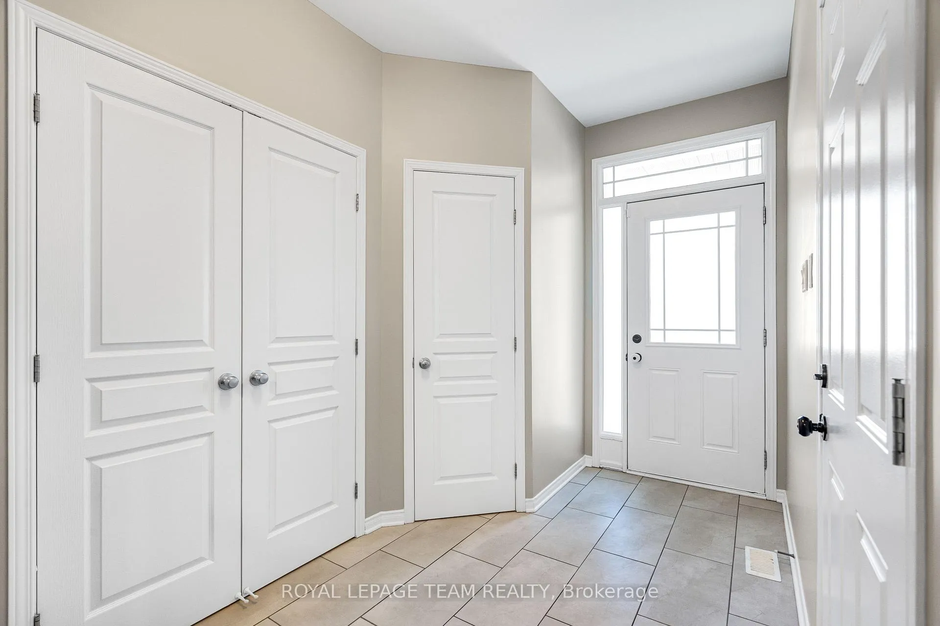 Photo 4 of 529 Pepperville Crescent, Ottawa, Kanata - Emerald Meadows/Trailwest — HOMEH