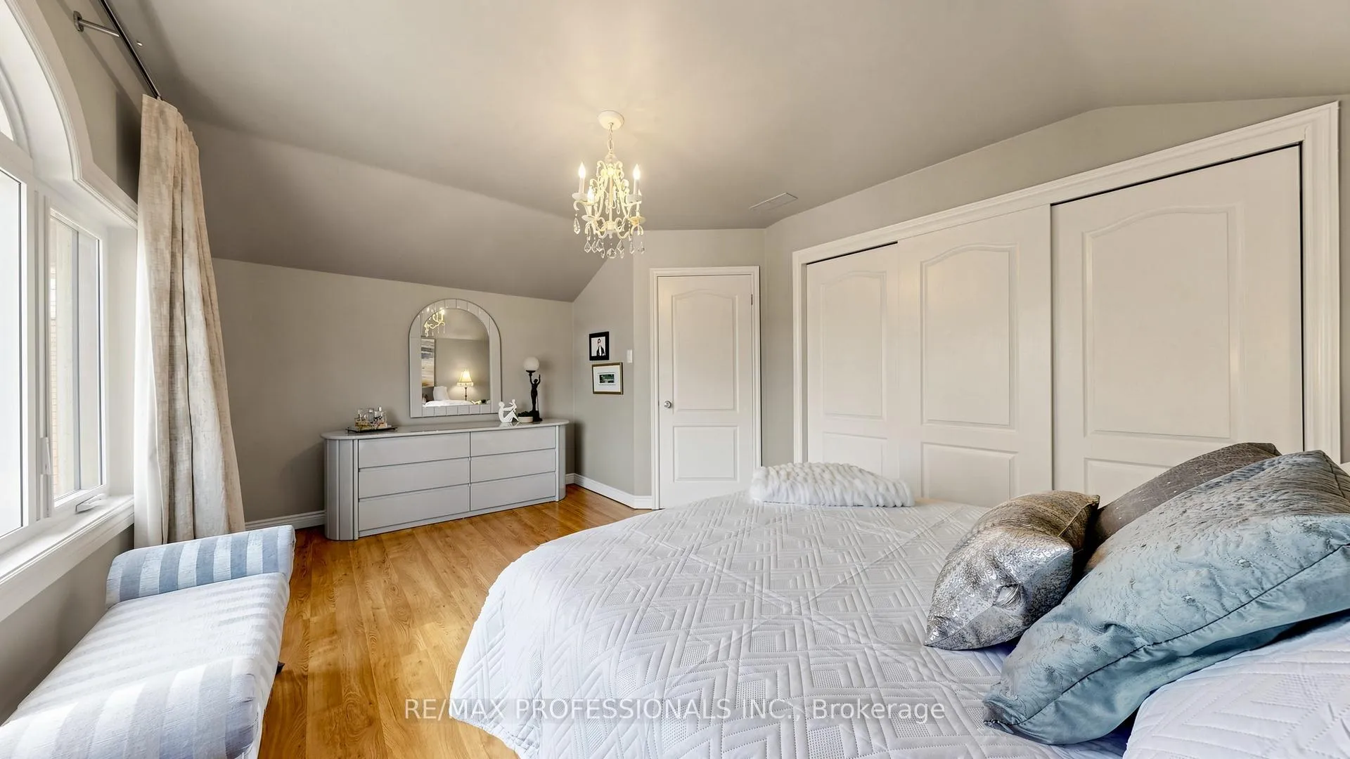 Photo 18 of 6 Hedges Boulevard, Etobicoke, Princess-Rosethorn — HOMEH