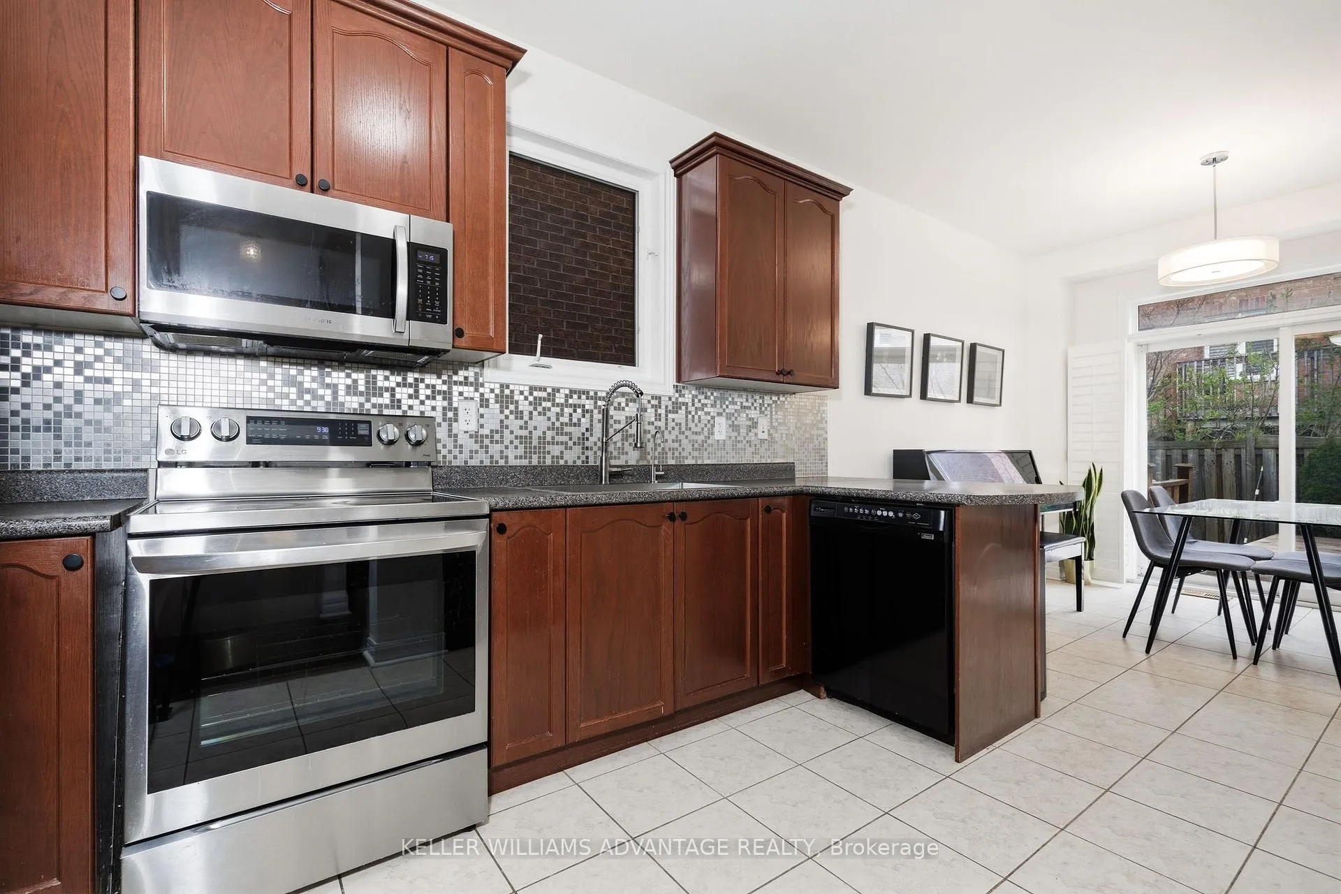 Photo 6 of 117 Mintwood Road, Vaughan, Patterson — HOMEH