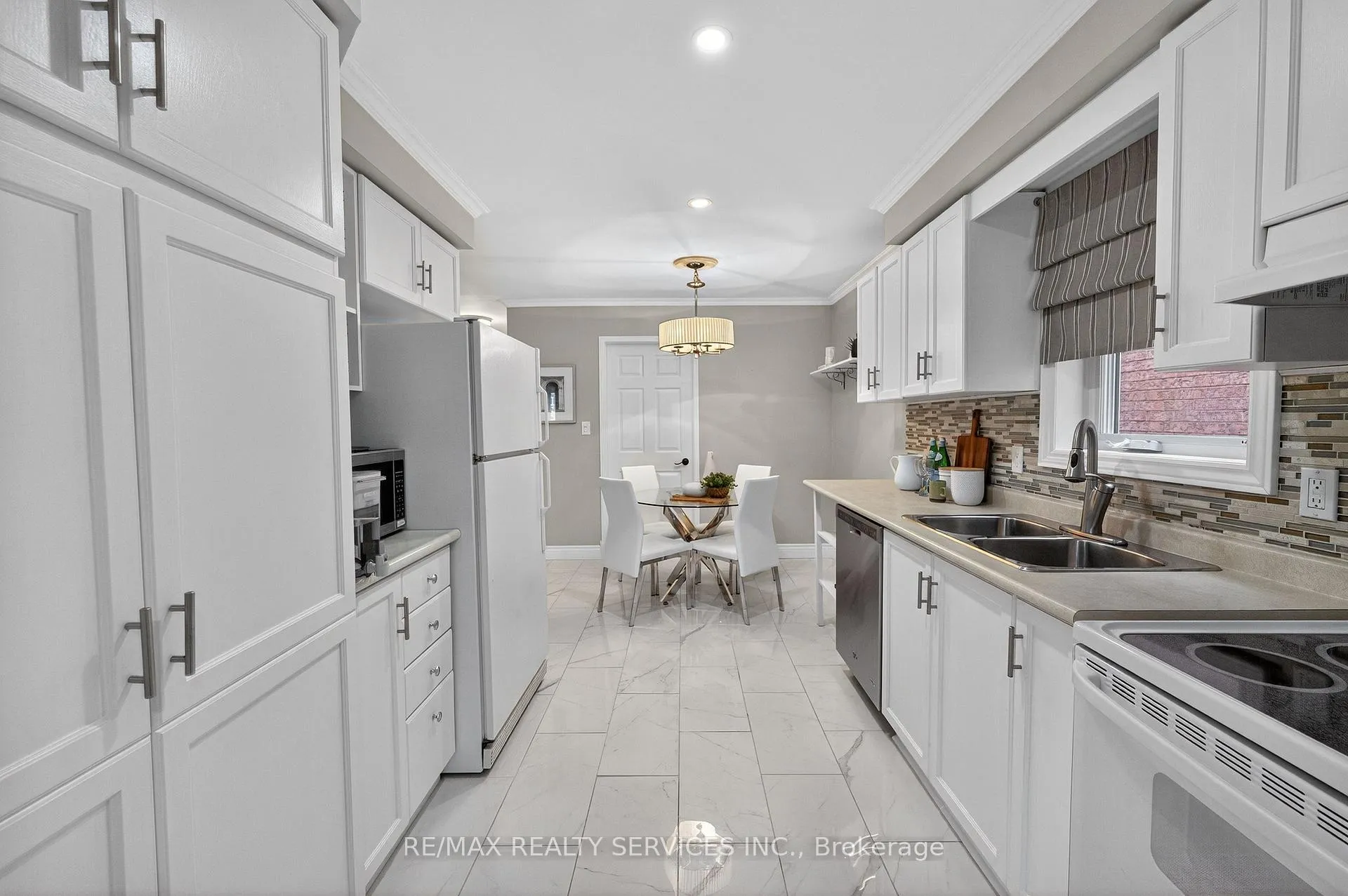 Photo 12 of 99 White Tail Crescent, Brampton, Fletcher's West — HOMEH