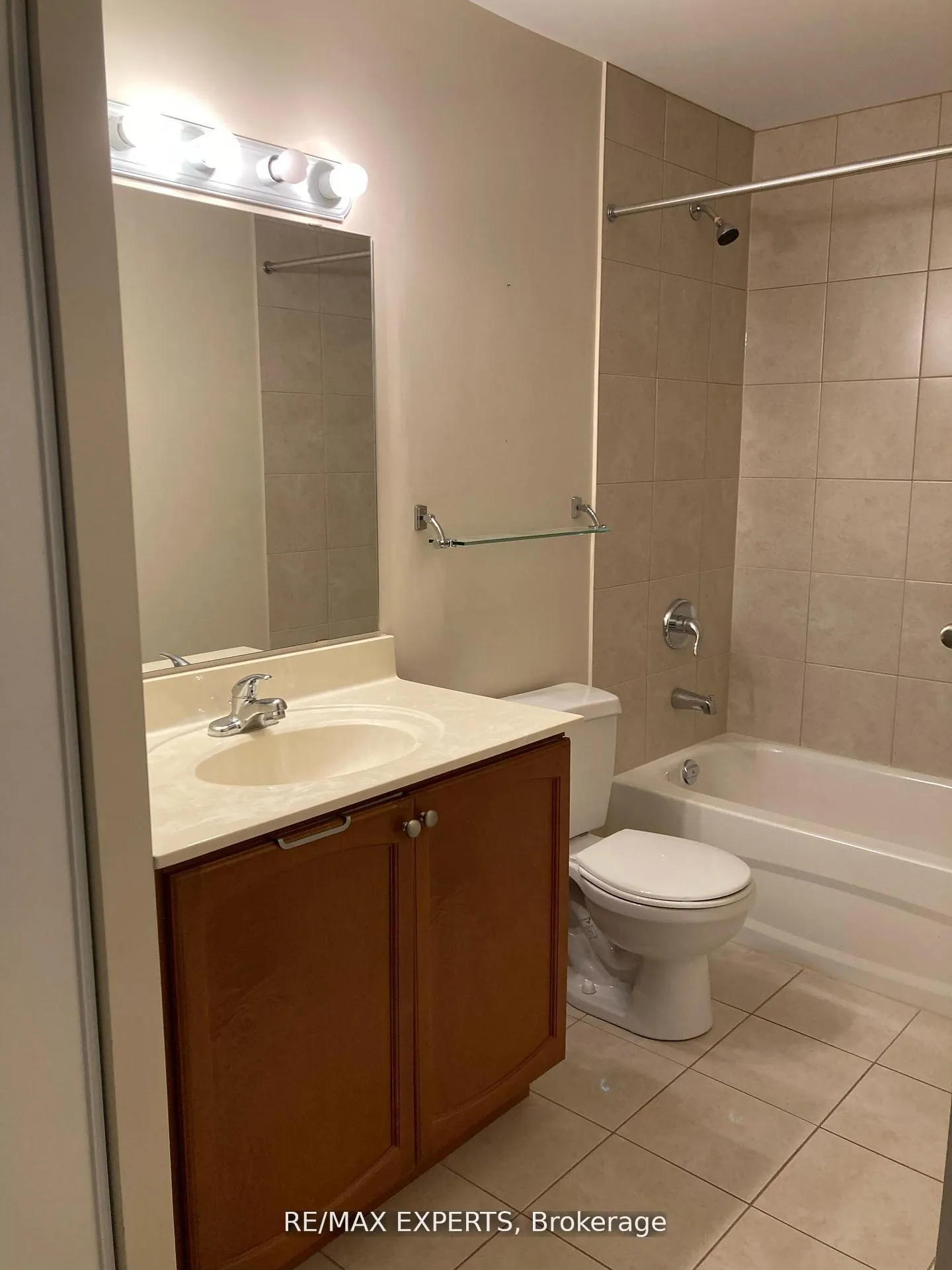 Photo 5 of Unit 207, 15450 Yonge Street S, Aurora, Aurora Heights — HOMEH