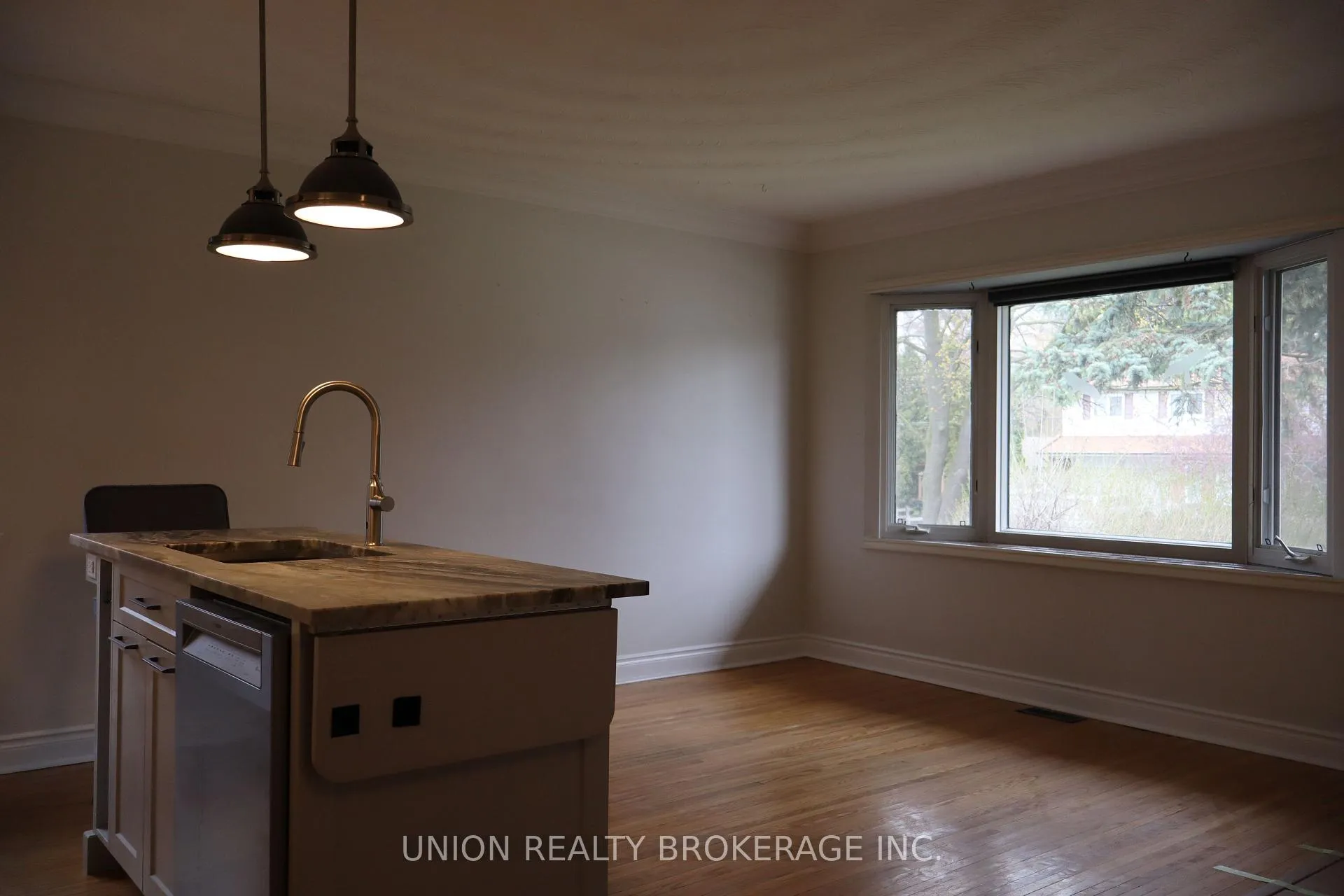 Photo 4 of Unit Main Floor, 23 Cedarview Drive, Scarborough, Centennial Scarborough — HOMEH