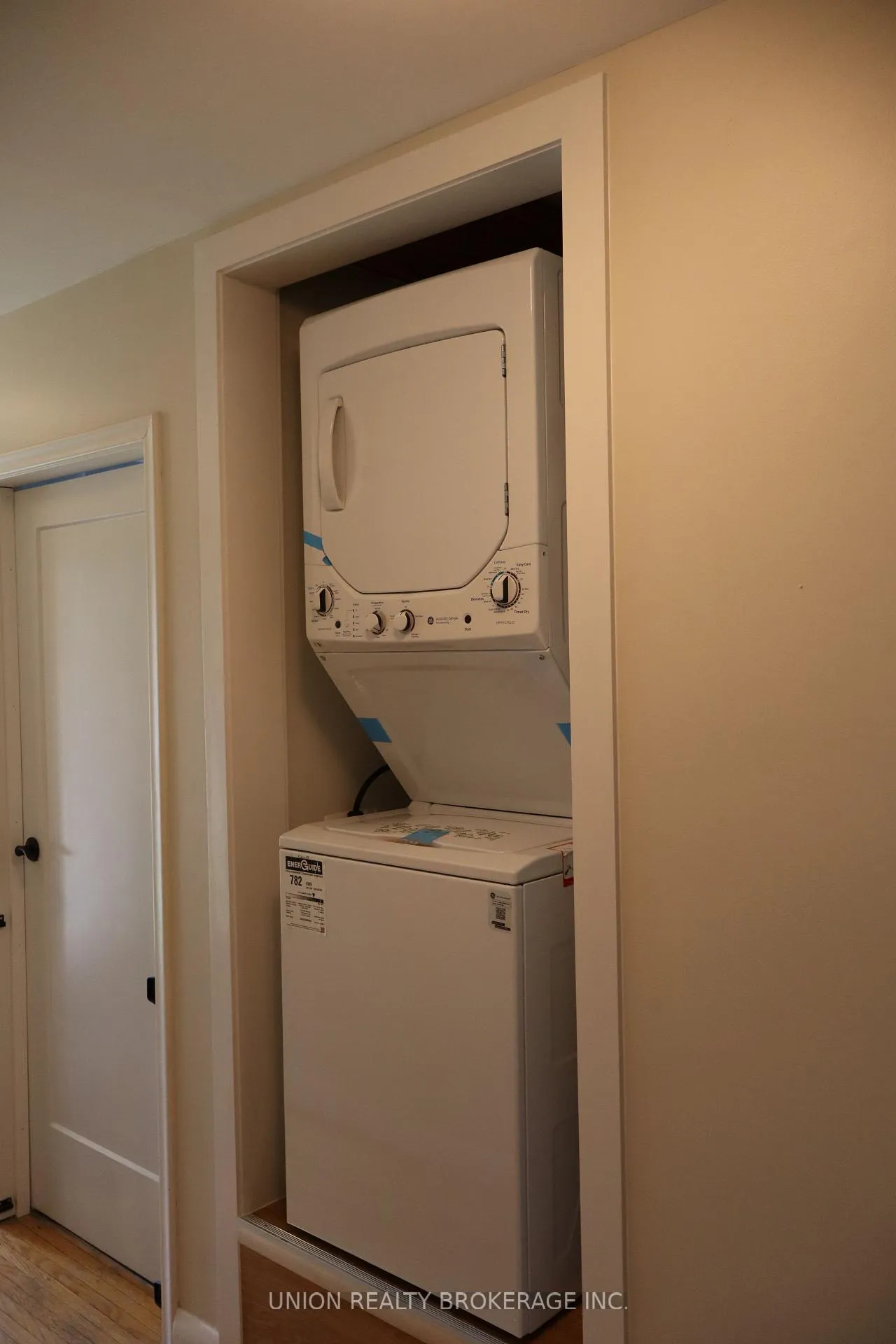 Photo 8 of Unit Main Floor, 23 Cedarview Drive, Scarborough, Centennial Scarborough — HOMEH