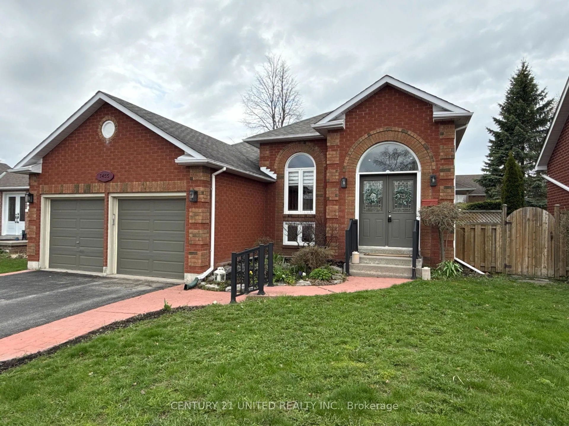 Photo 2 of 1455 Glenforest Crescent, Peterborough, Monaghan Ward 2 — HOMEH