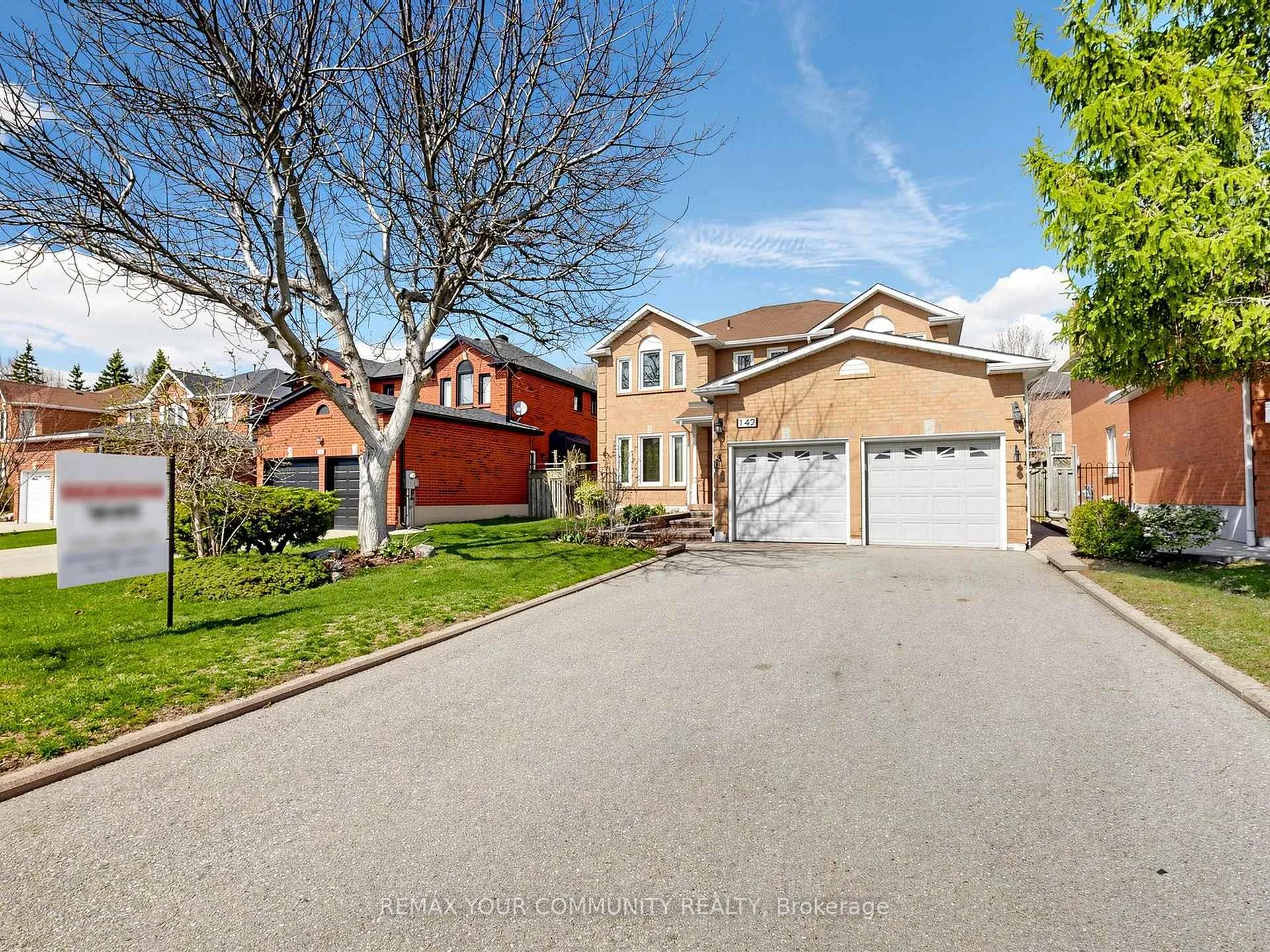 Photo 2 of 142 Waterside Crescent, Vaughan, Maple — HOMEH