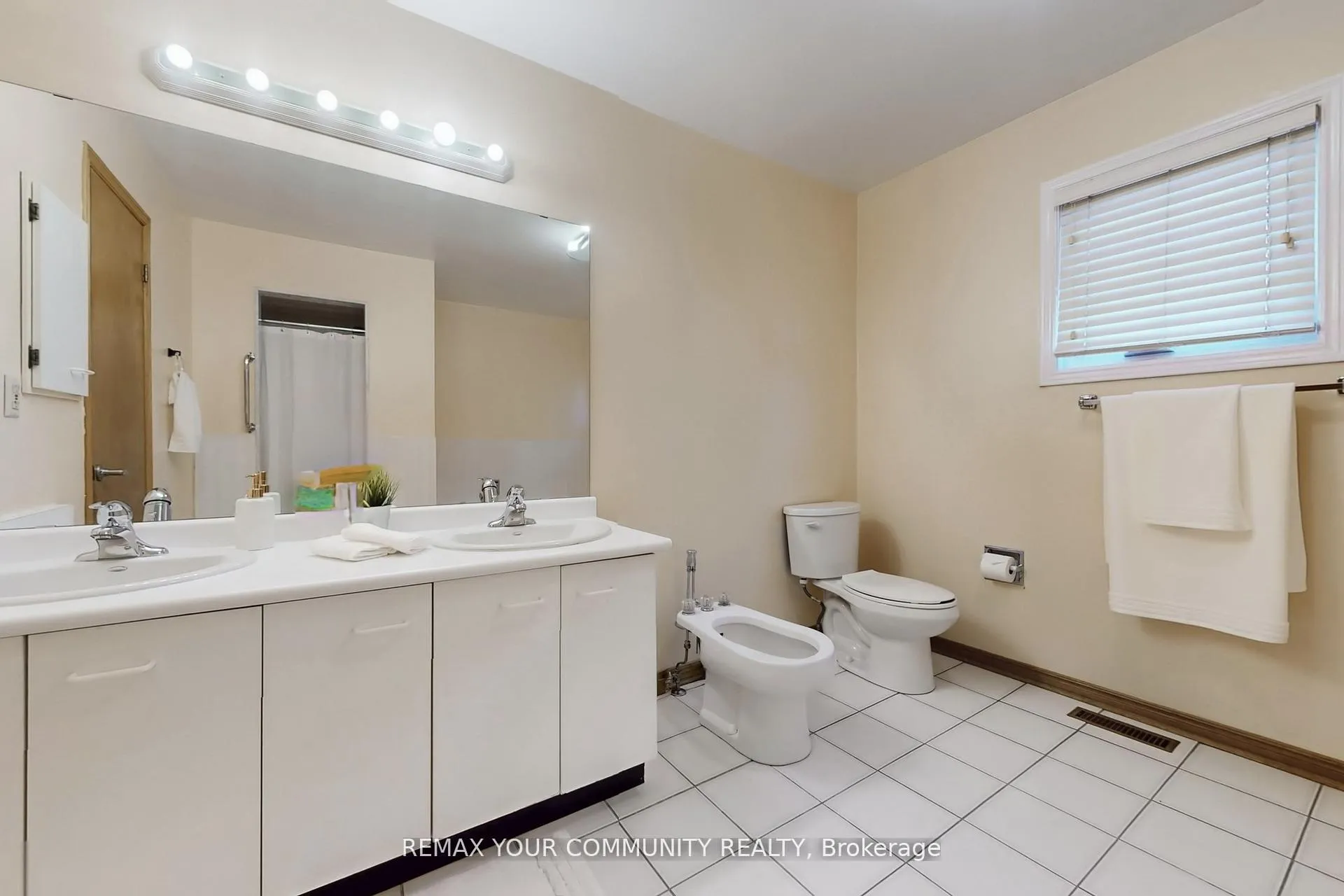 Photo 38 of 142 Waterside Crescent, Vaughan, Maple — HOMEH