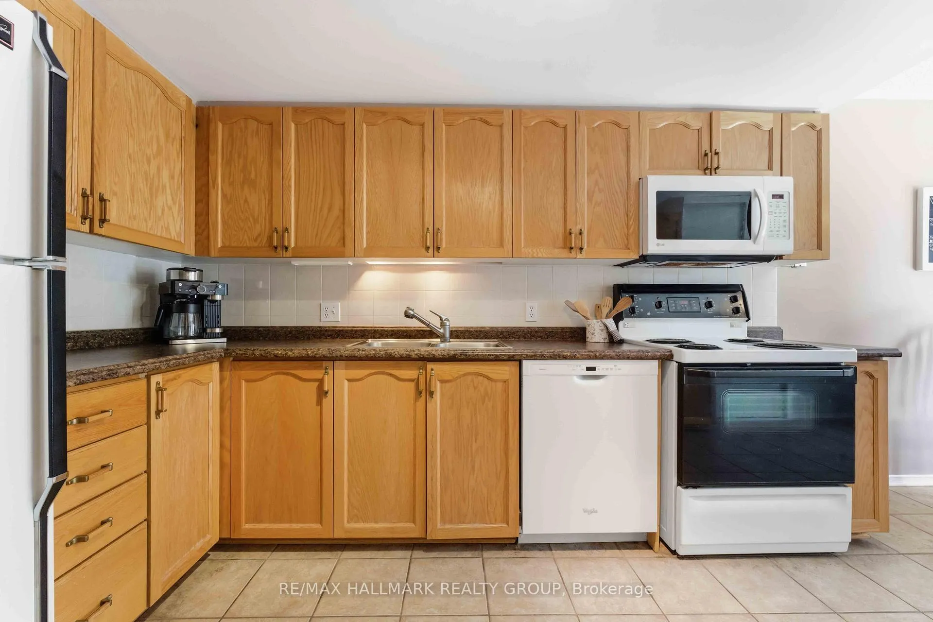 Photo 18 of 1660 Locksley Lane, Ottawa, Beaconwood — HOMEH