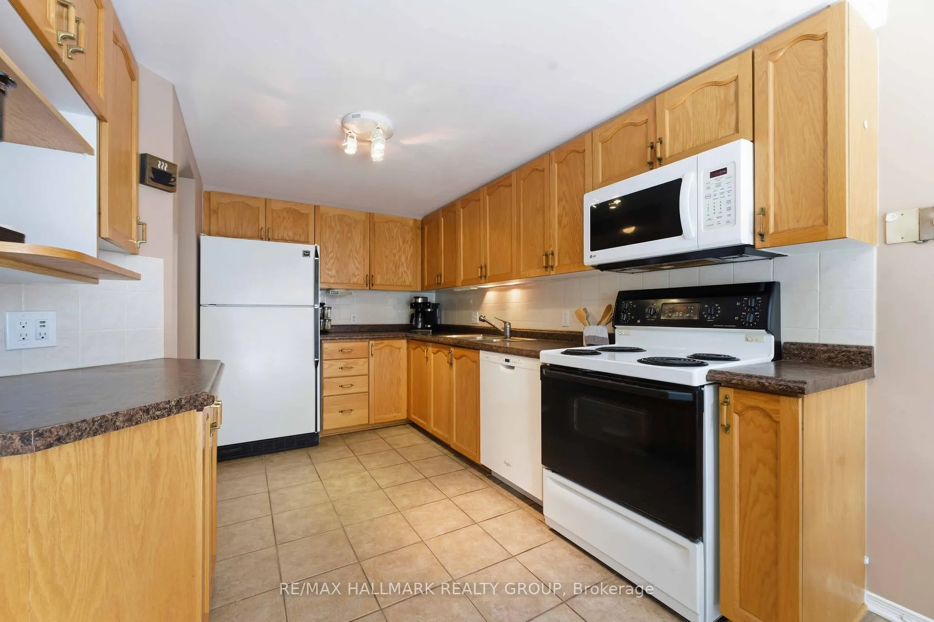 Photo 23 of 1660 Locksley Lane, Ottawa, Beaconwood — HOMEH