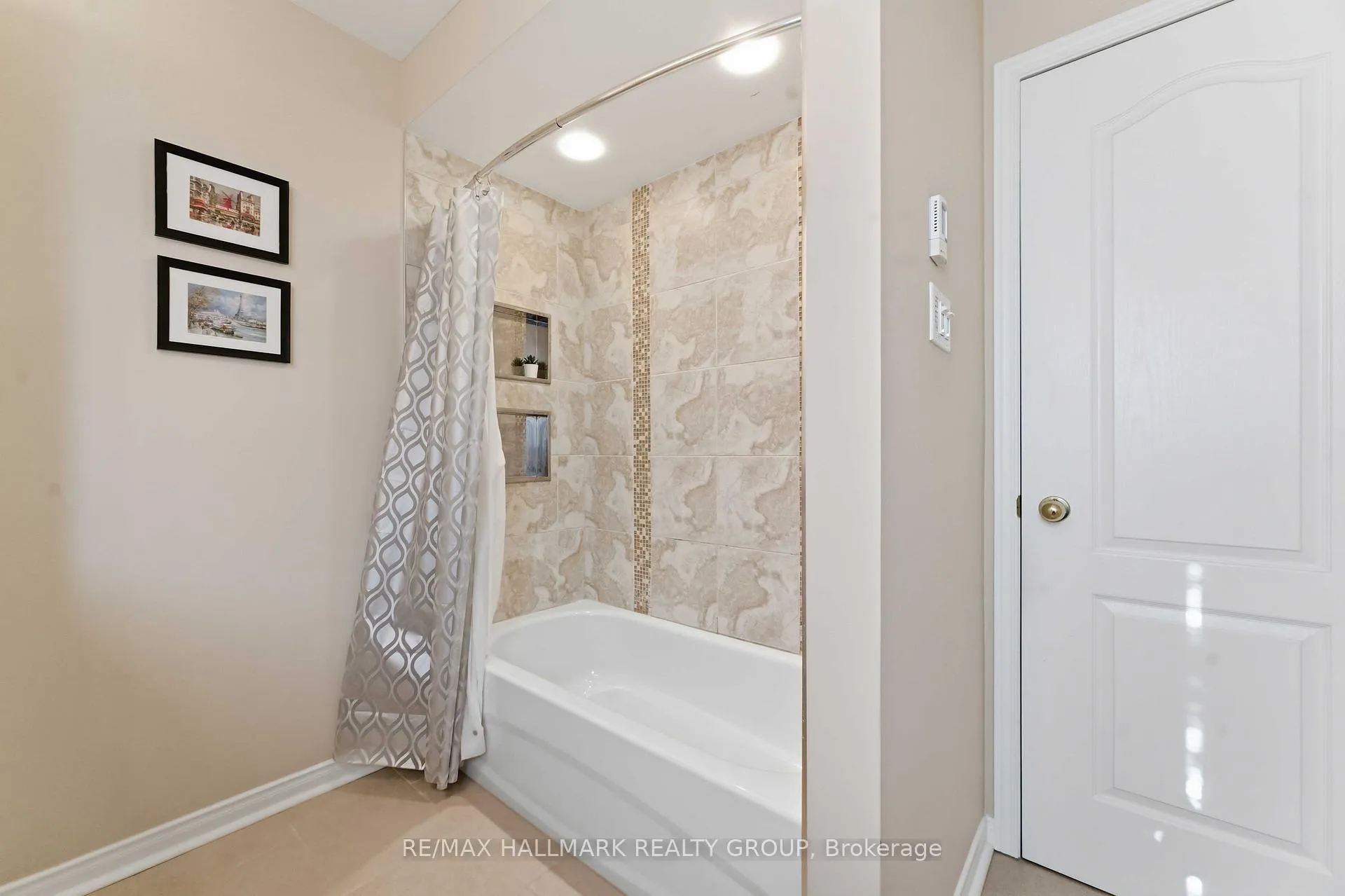 Photo 34 of 1660 Locksley Lane, Ottawa, Beaconwood — HOMEH
