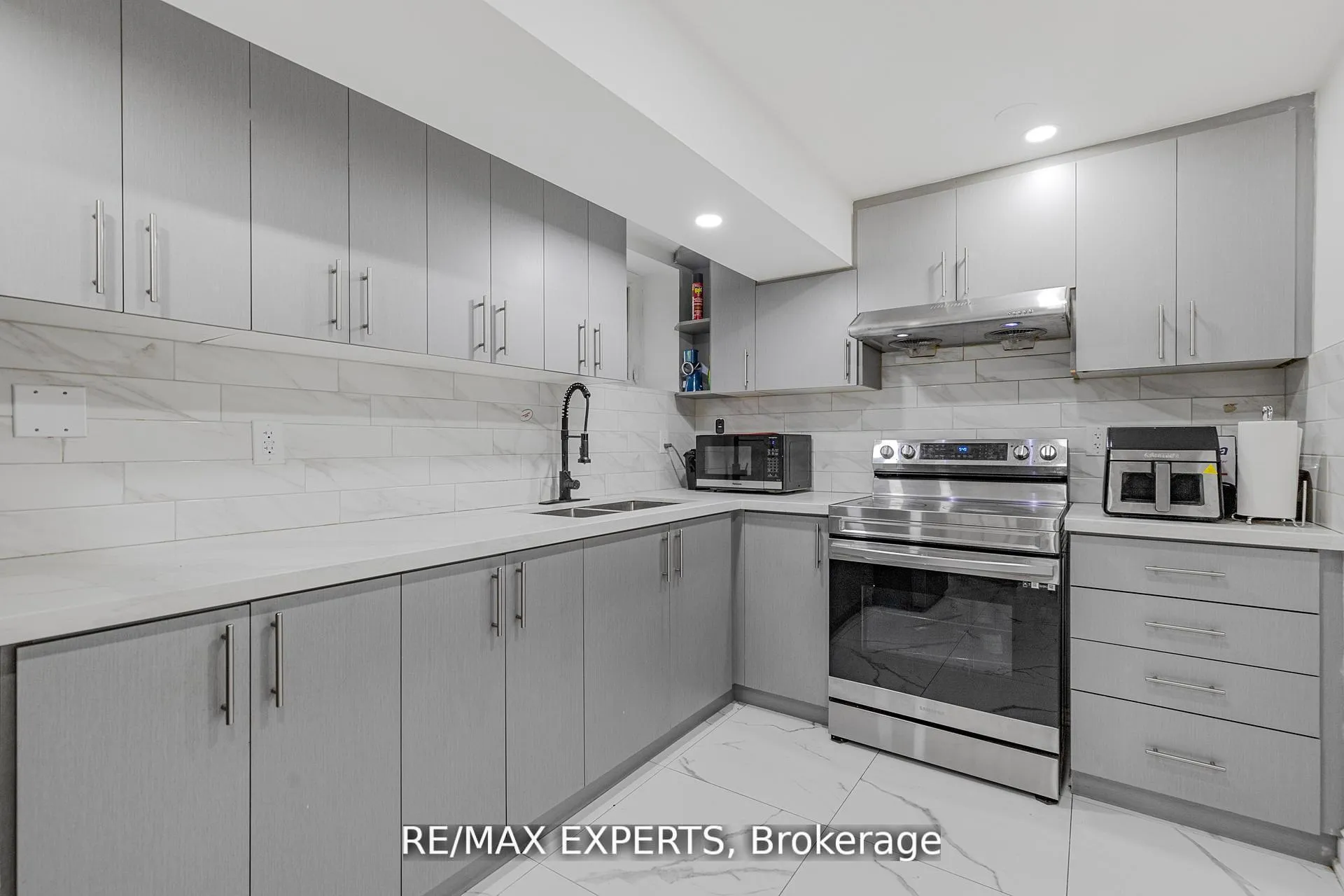 Photo 8 of 36 Elderwood Place, Brampton, Brampton North — HOMEH