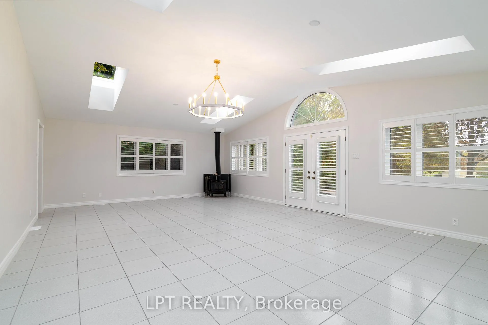 Photo 15 of 35 Dennis Drive, King, King City — HOMEH