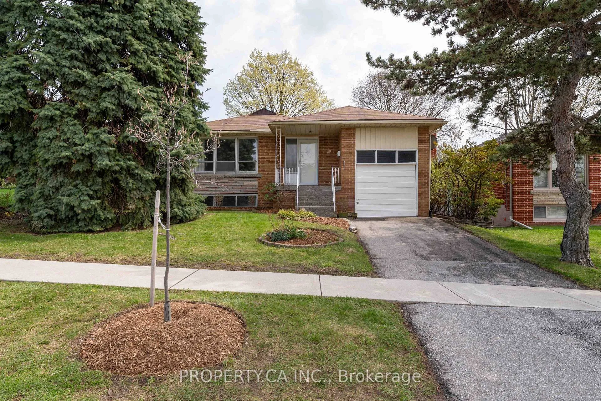 Photo 1 of 19 Jill Crescent, Etobicoke, Eringate-Centennial-West Deane — HOMEH