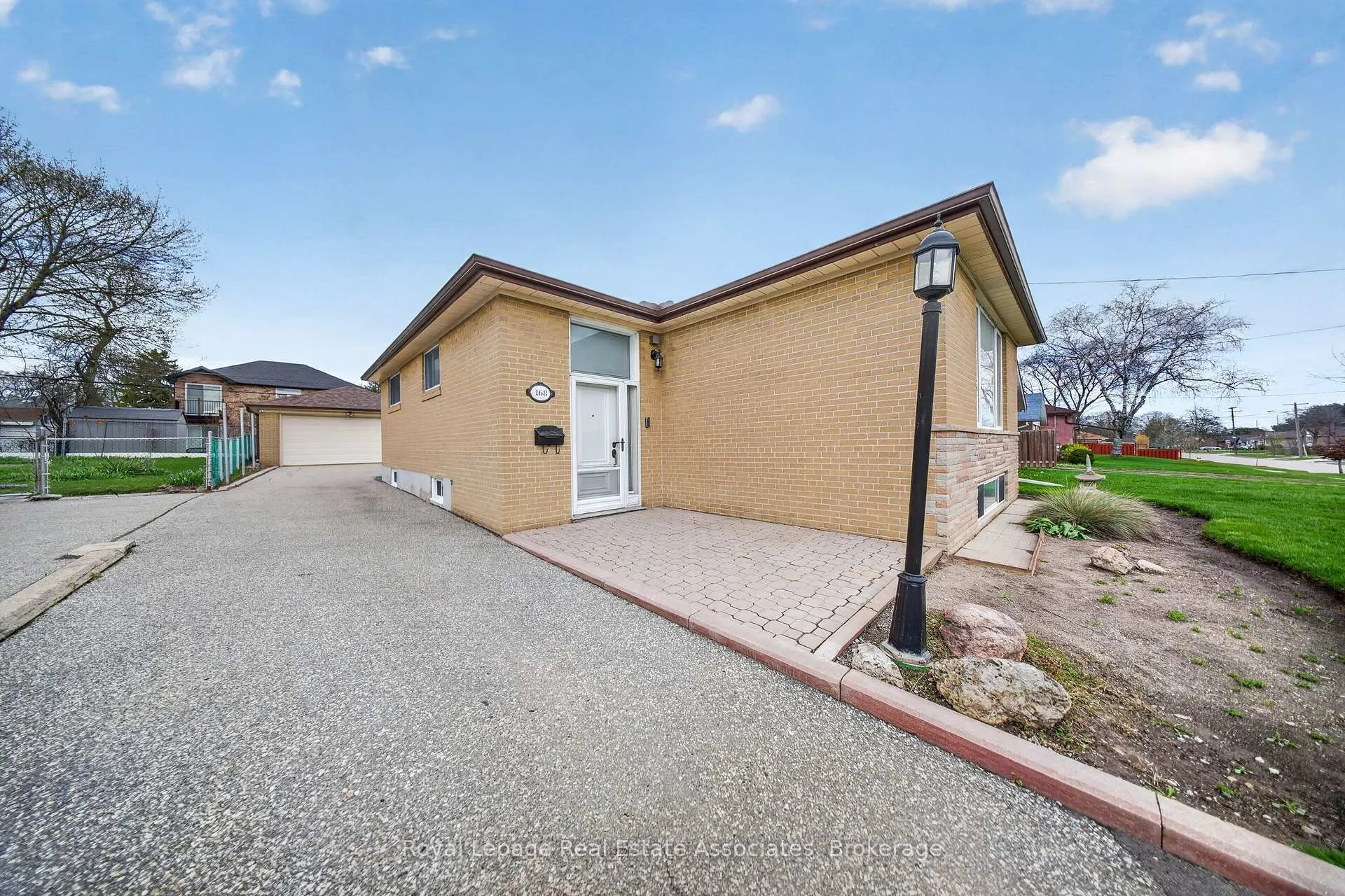 Photo 2 of 168 Taysham Crescent, Etobicoke, Thistletown-Beaumonde Heights — HOMEH